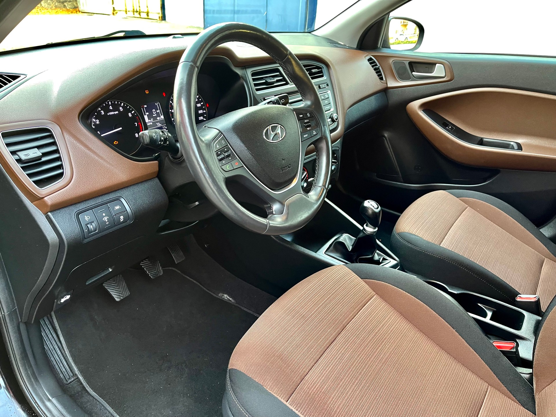 HYUNDAI i20 1.2 Amplia-image-13