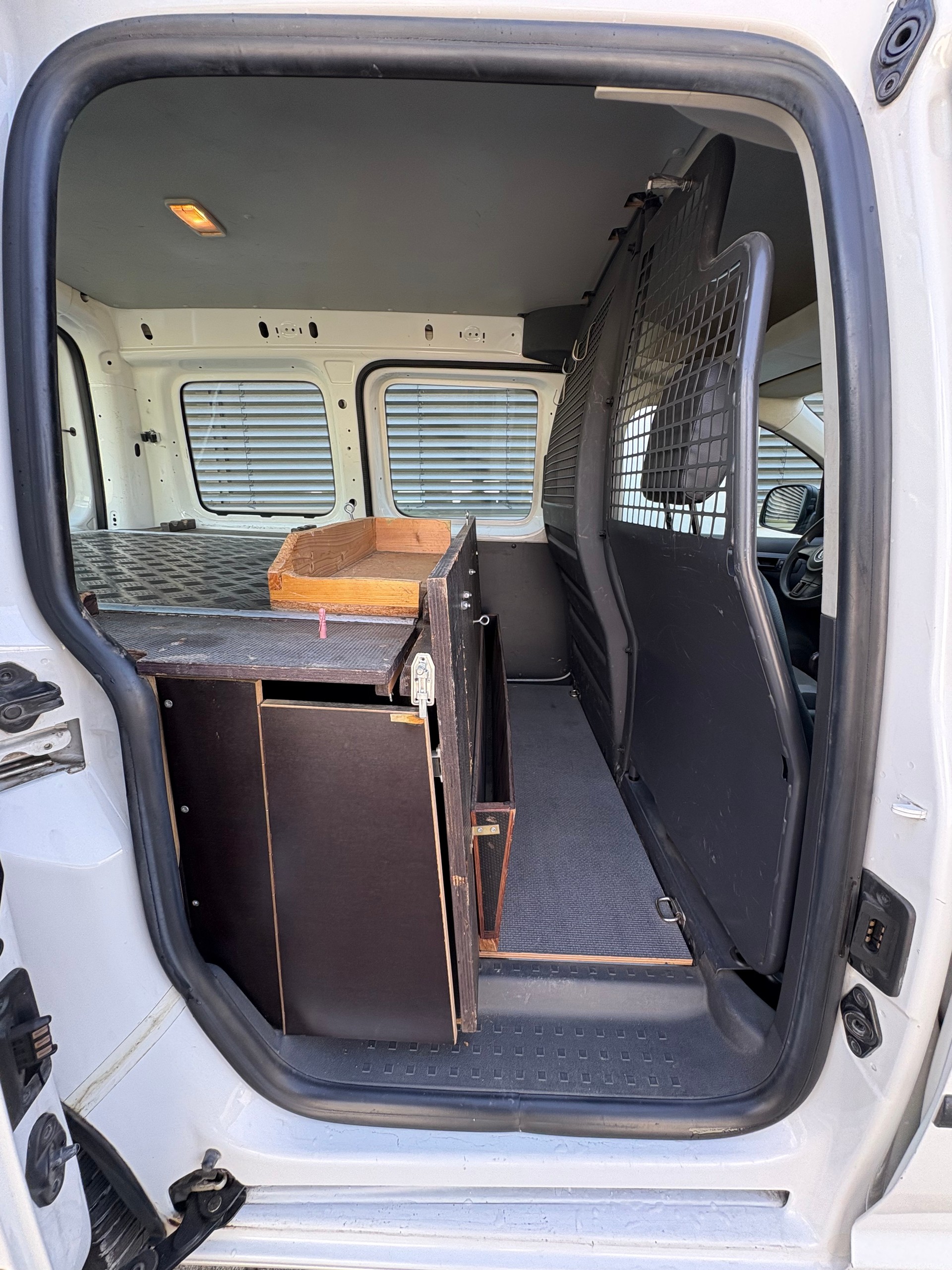 VW Caddy 2.0TDI 4Motion DSG-image-14