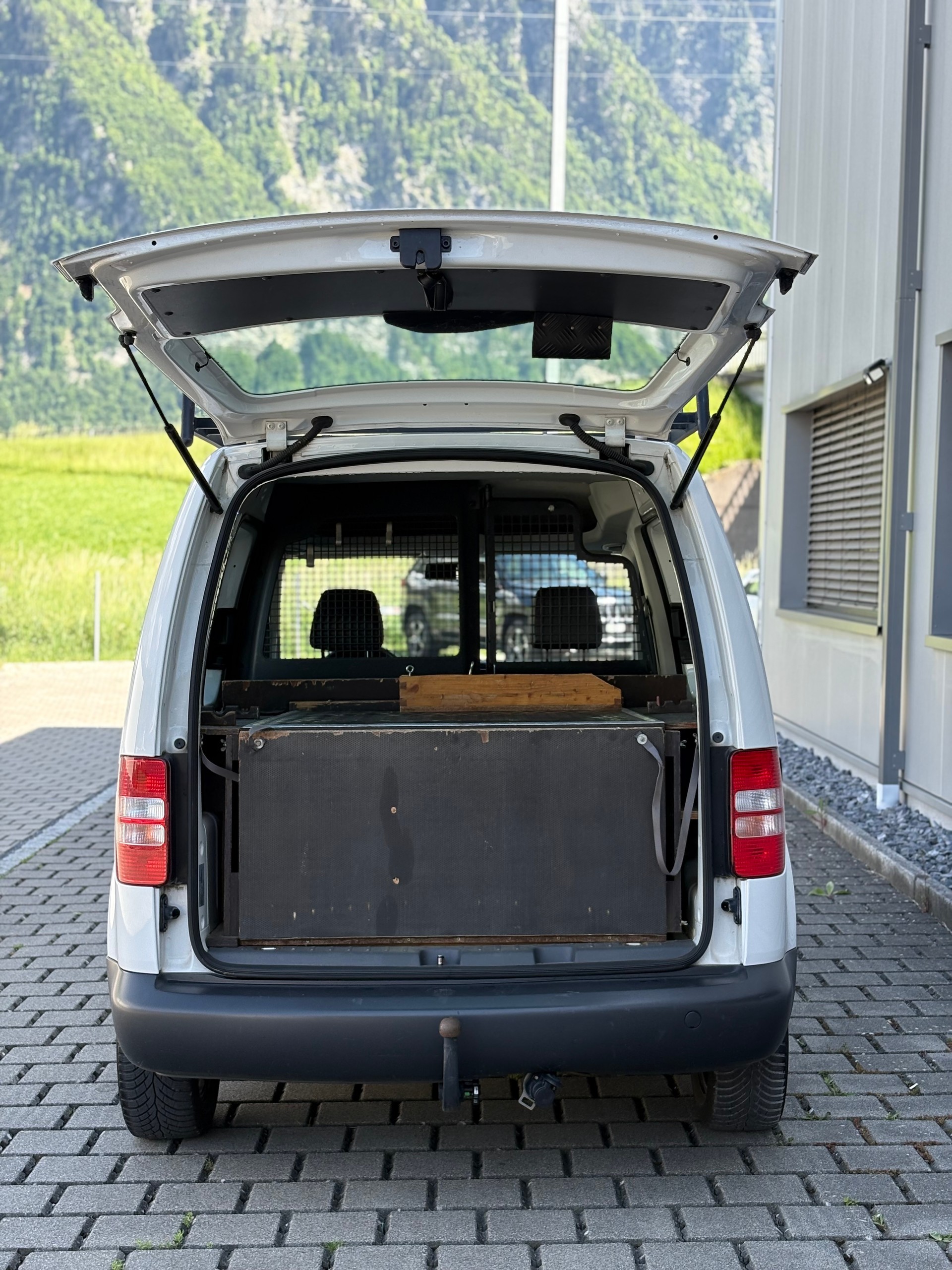 VW Caddy 2.0TDI 4Motion DSG-image-12
