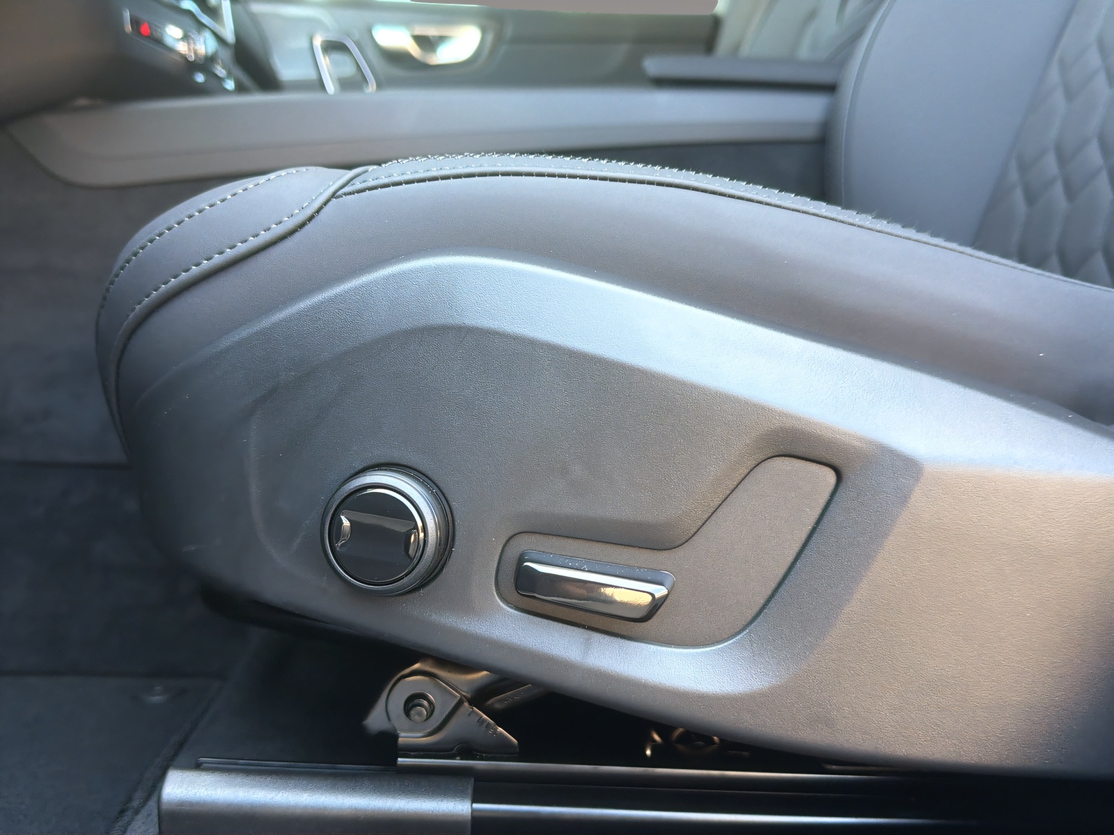 VOLVO XC60 2.0 T6 TE Core eAWD-image-15