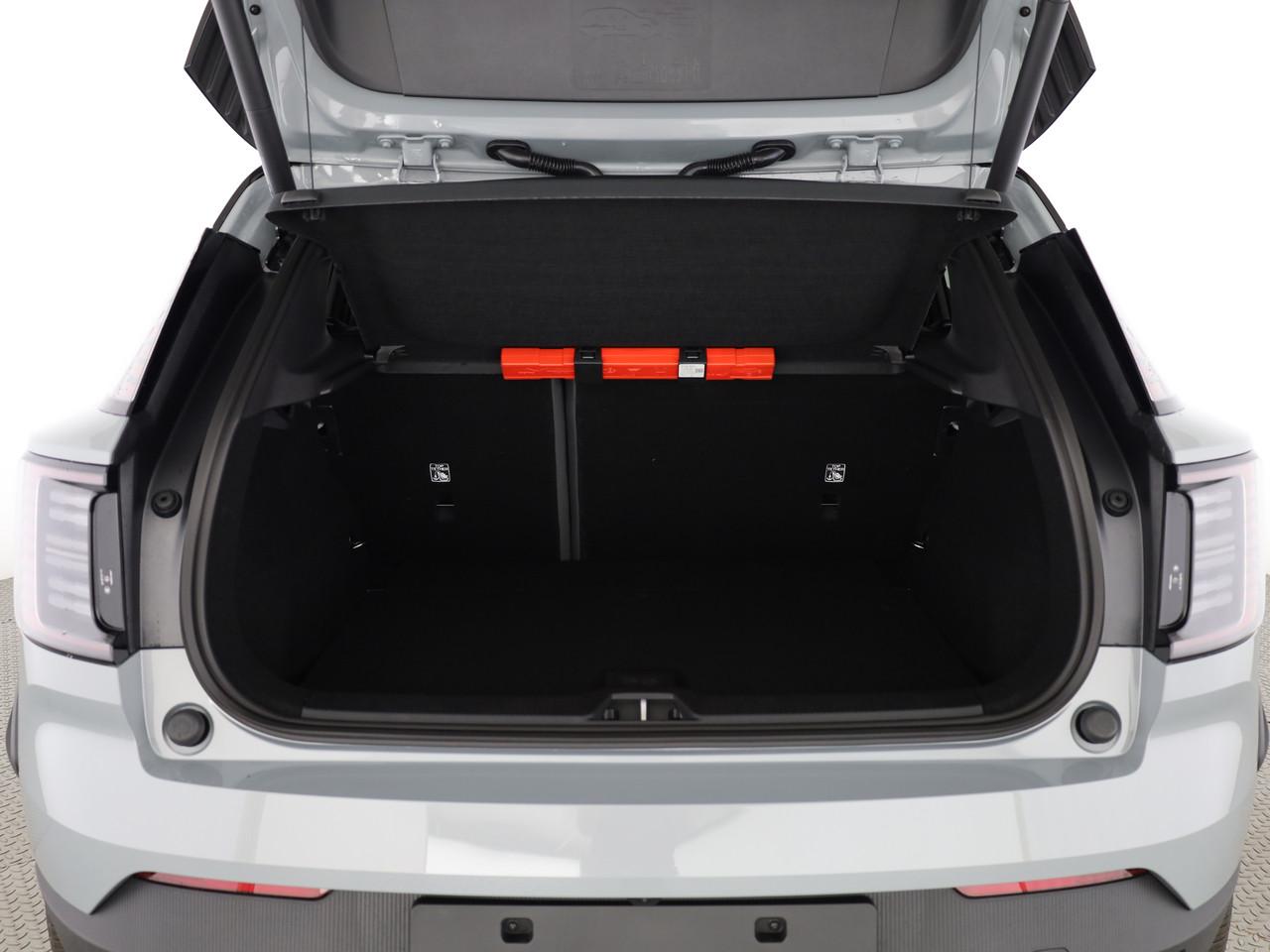 VOLVO EX30 CC P8 Ultra AWD-image-11
