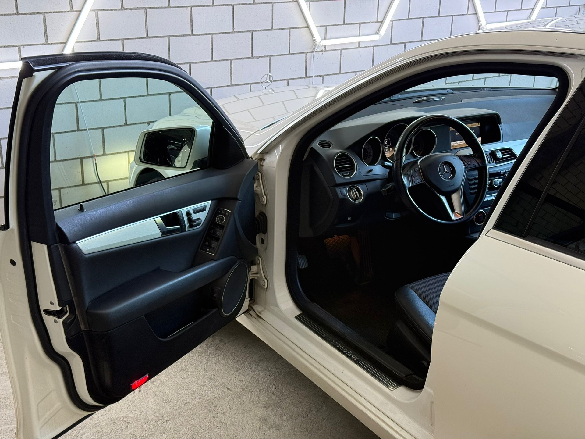 MERCEDES-BENZ C 350 Avantgarde 4Matic 7G-Tronic-image-4