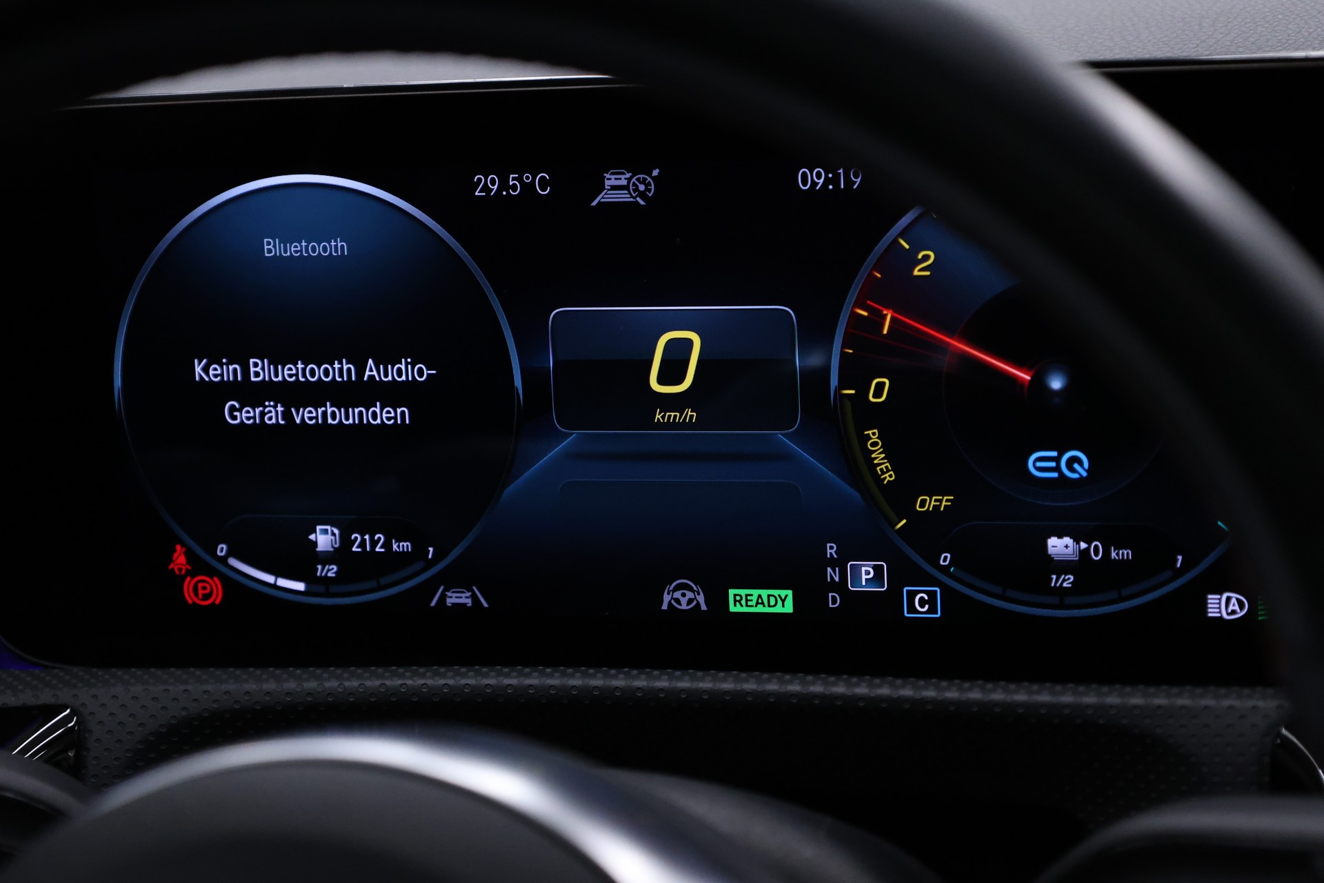 MERCEDES-BENZ A 250 e AMG Line-image-26