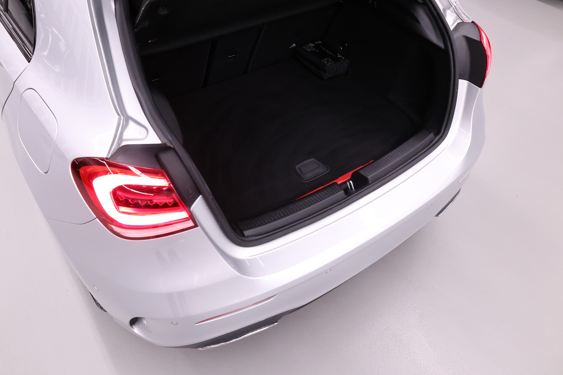 MERCEDES-BENZ A 250 e AMG Line-image-10