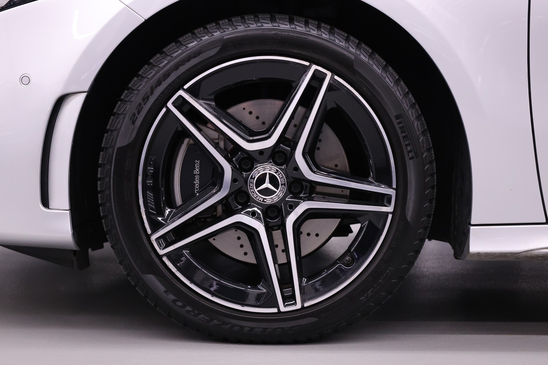 MERCEDES-BENZ A 250 e AMG Line-image-11