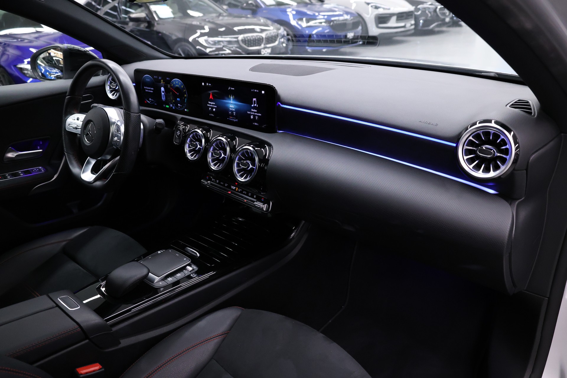MERCEDES-BENZ A 250 e AMG Line-image-18