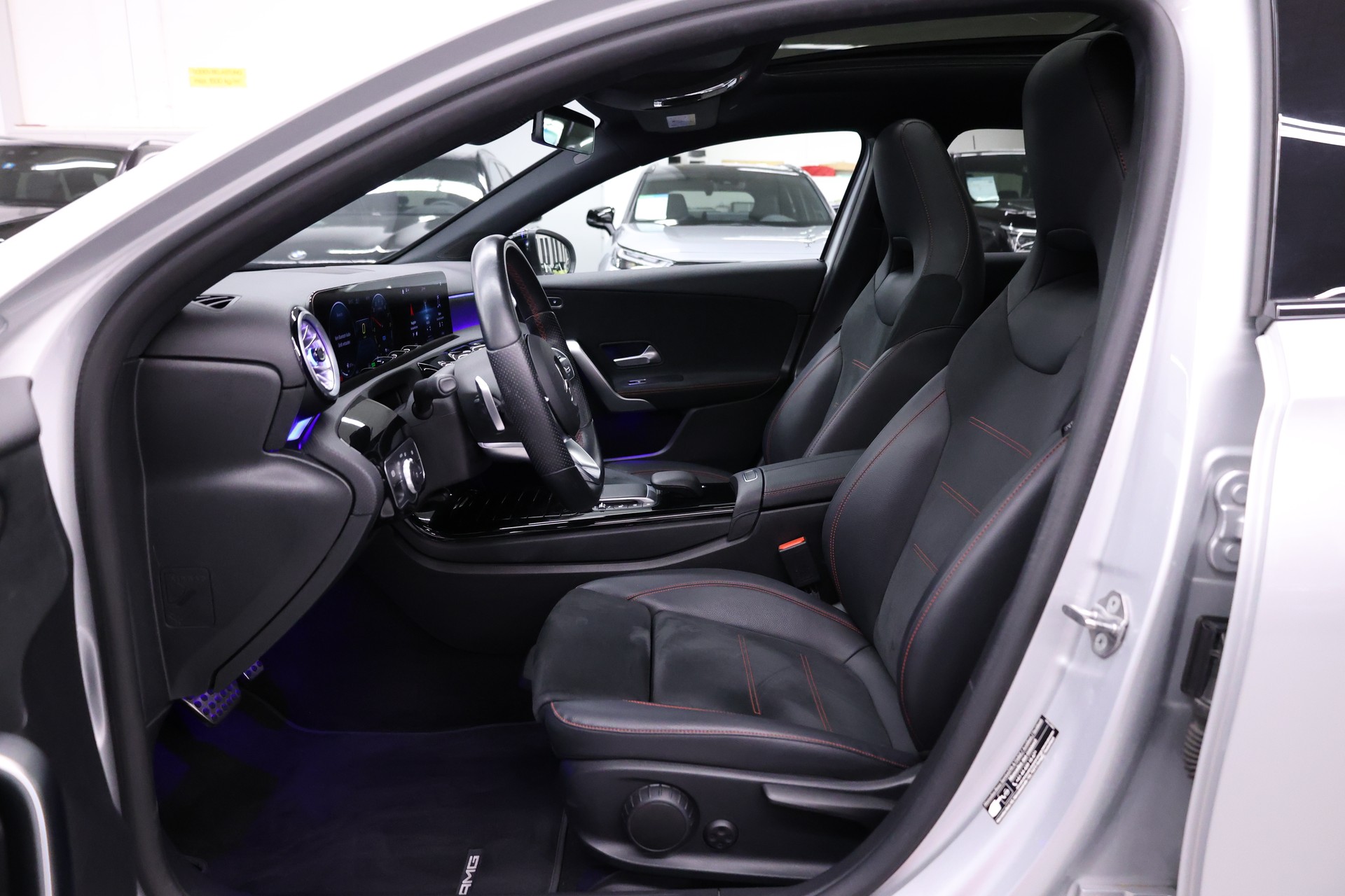 MERCEDES-BENZ A 250 e AMG Line-image-13