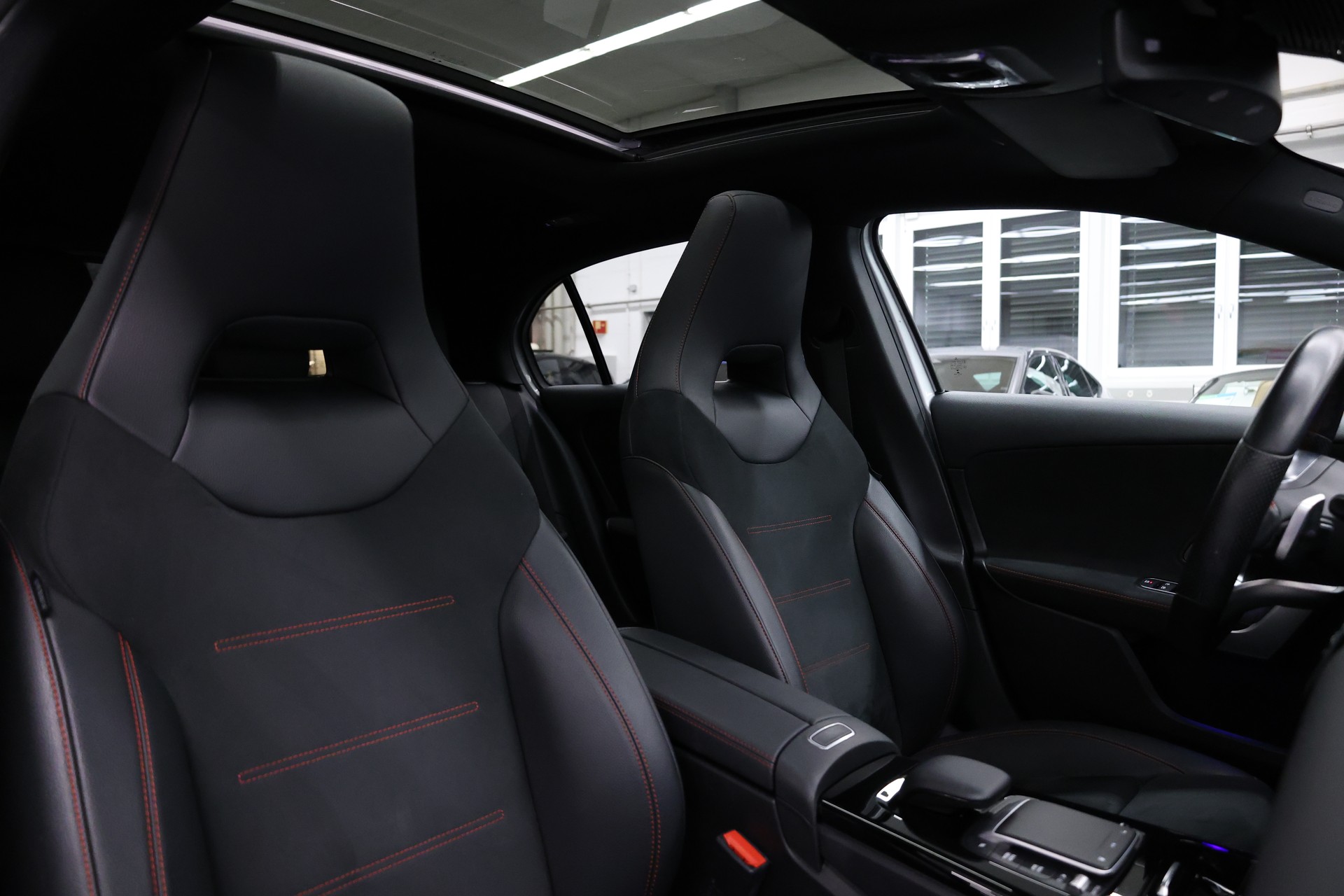 MERCEDES-BENZ A 250 e AMG Line-image-16