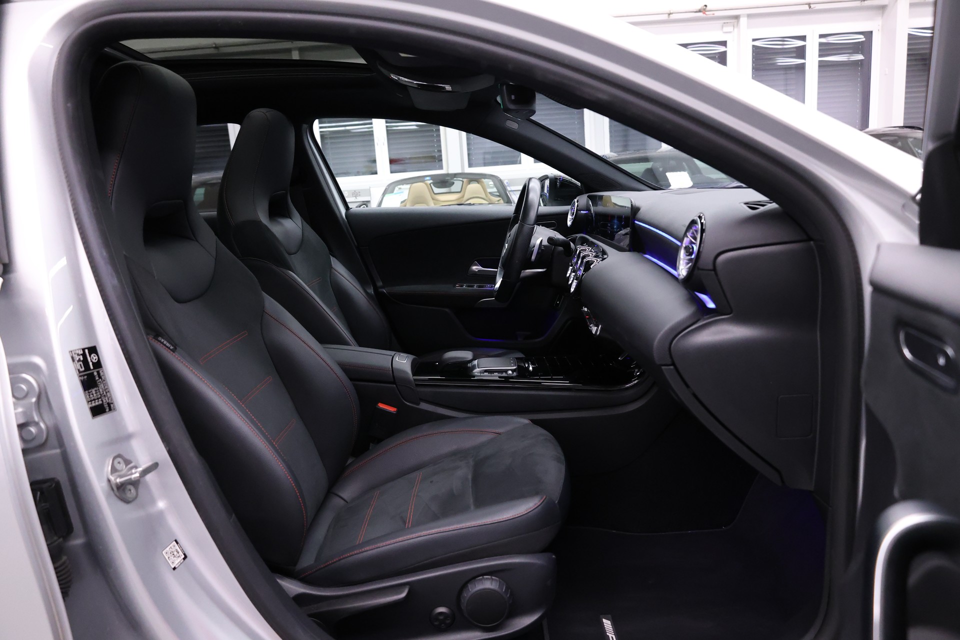 MERCEDES-BENZ A 250 e AMG Line-image-14