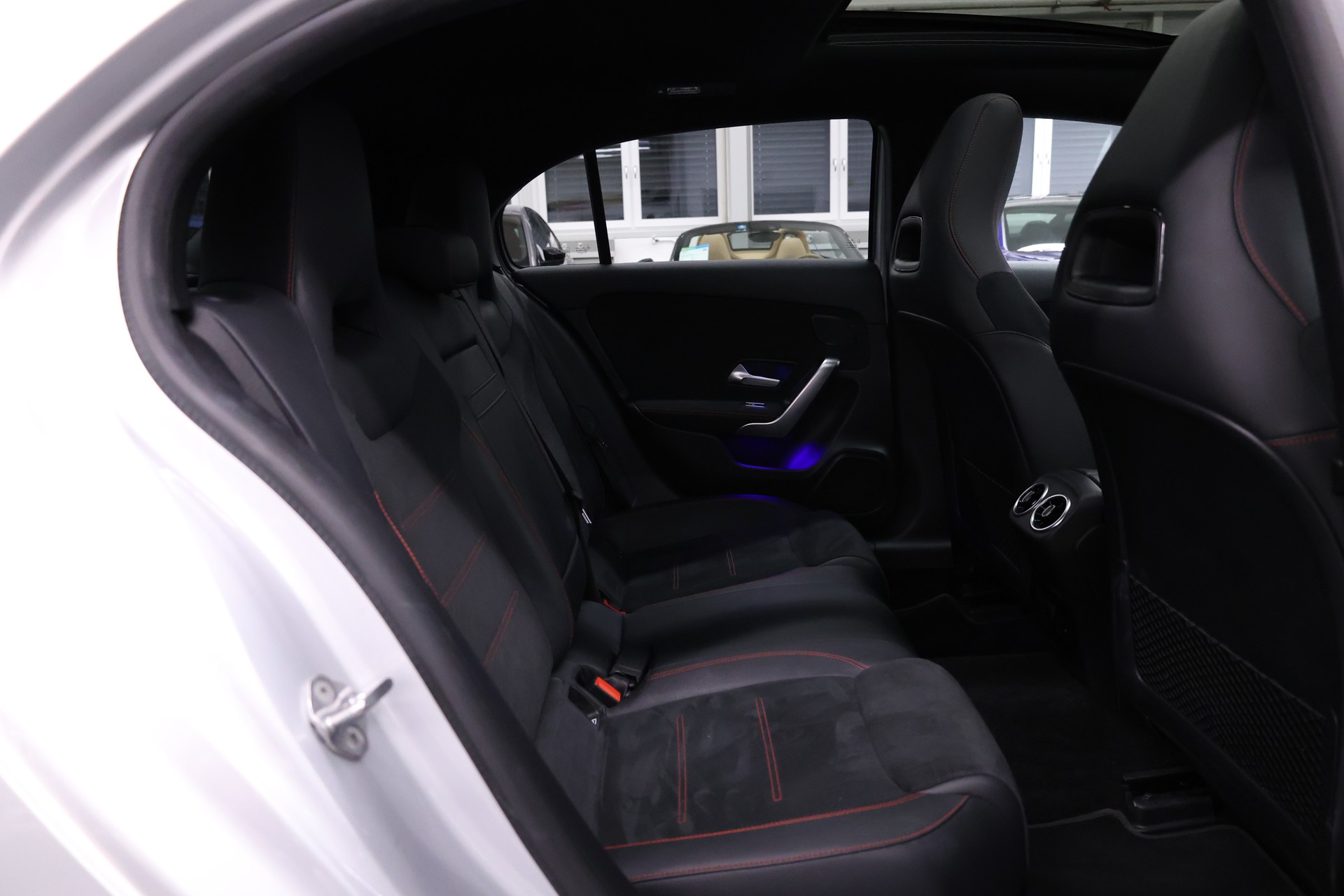 MERCEDES-BENZ A 250 e AMG Line-image-25