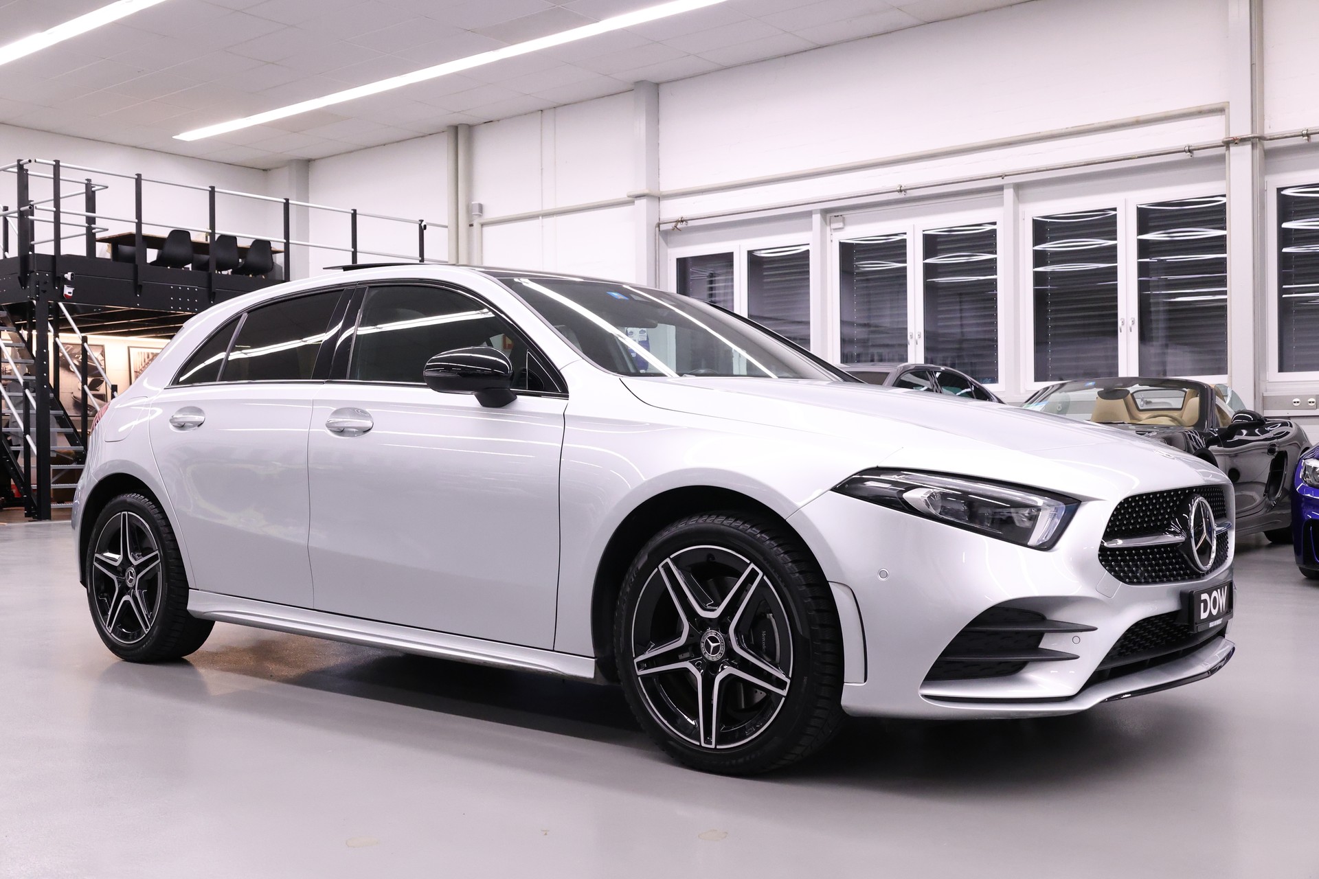 MERCEDES-BENZ A 250 e AMG Line-showroom-element-1