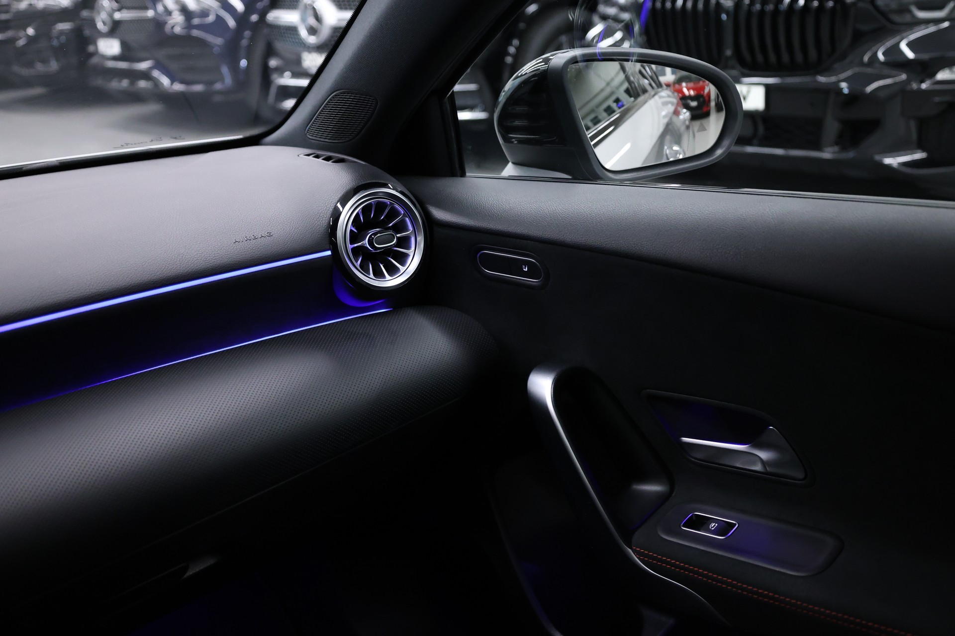 MERCEDES-BENZ A 250 e AMG Line-image-21