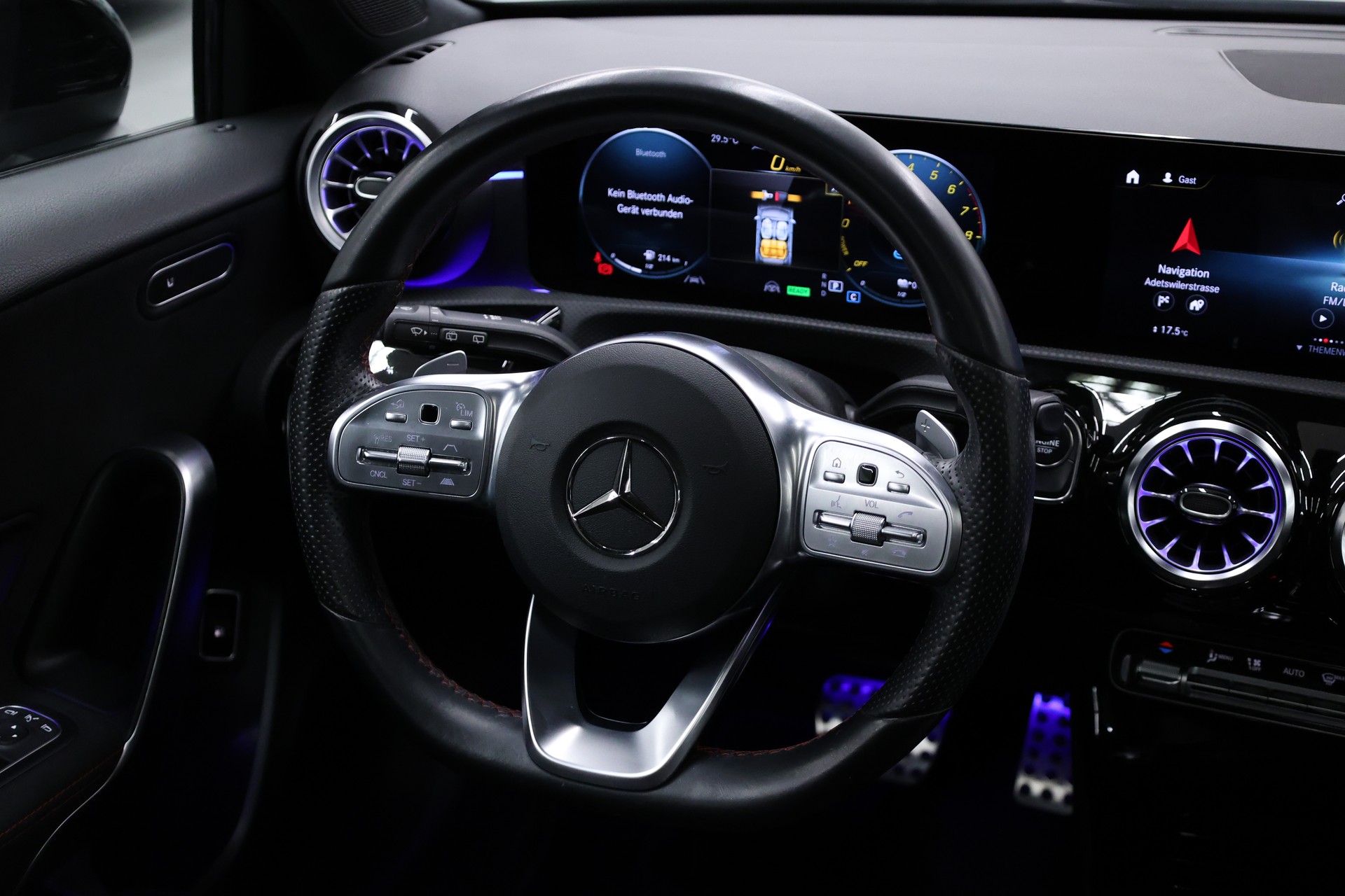 MERCEDES-BENZ A 250 e AMG Line-image-17