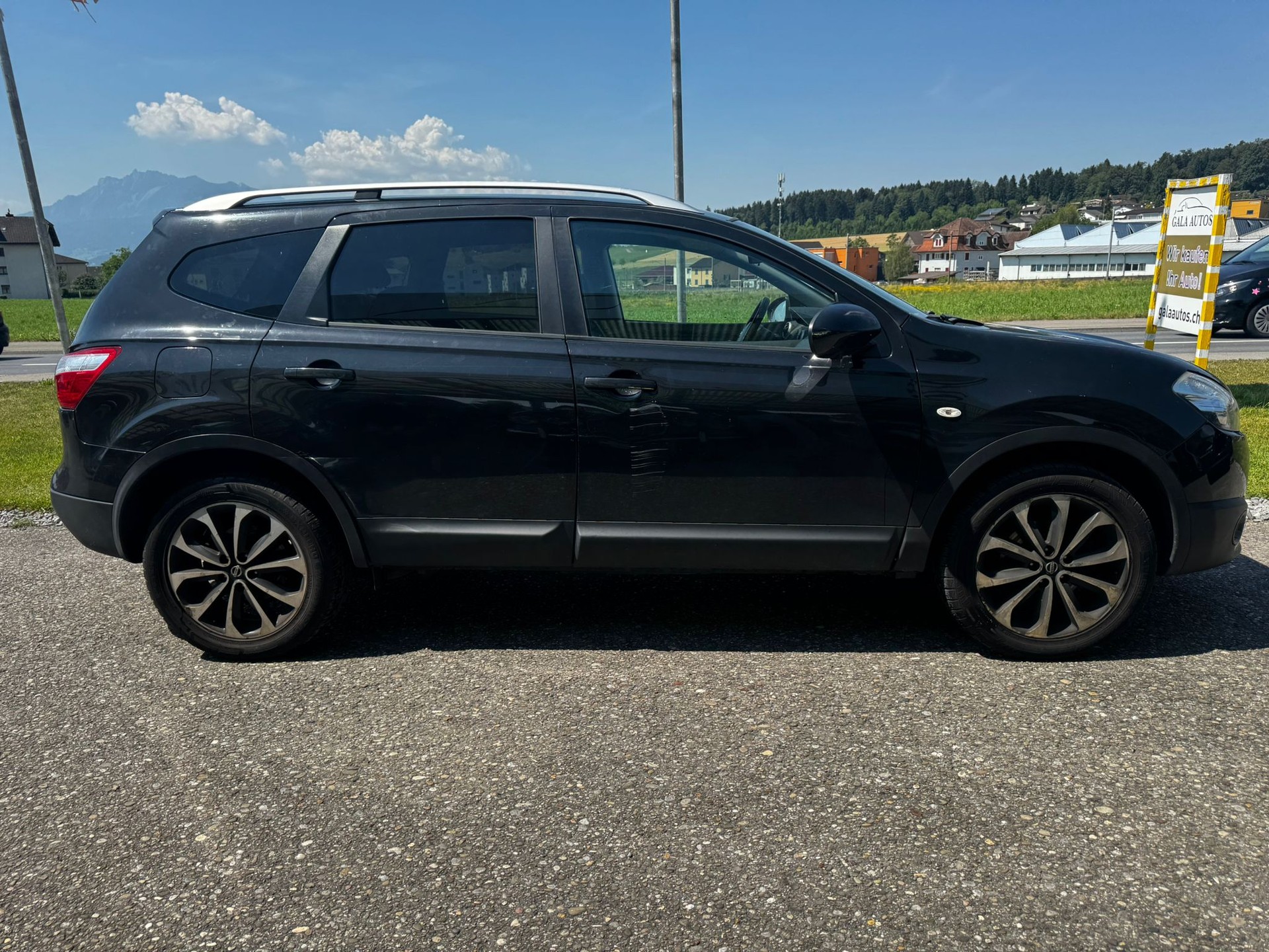 NISSAN +2-image-3