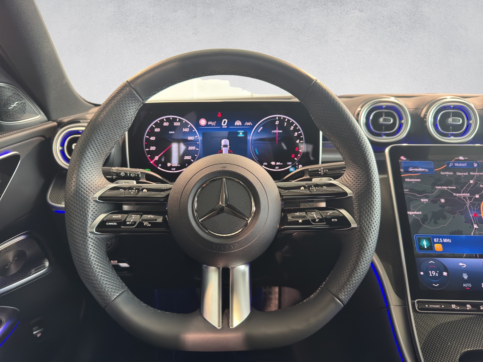 MERCEDES-BENZ C 300 de AMG Line 4Matic T-Modell-image-12