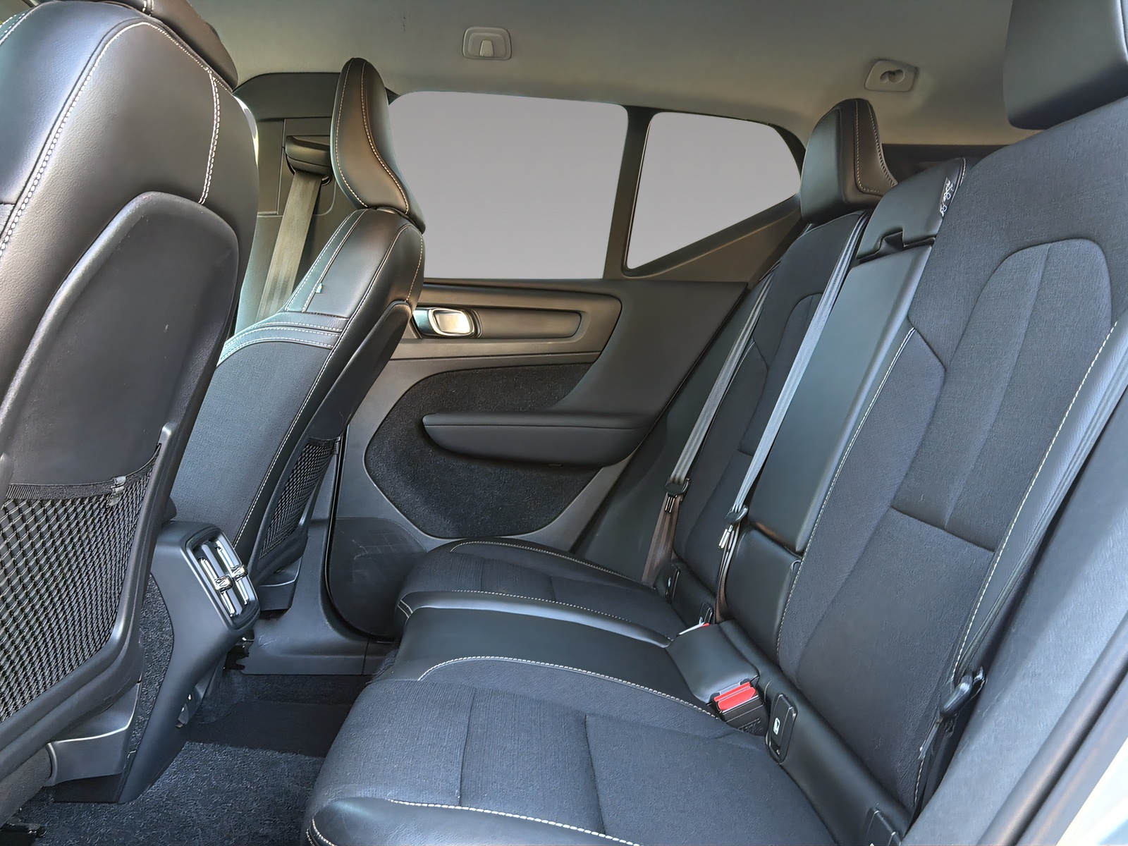 VOLVO XC40 2.0 T4 Momentum-image-17