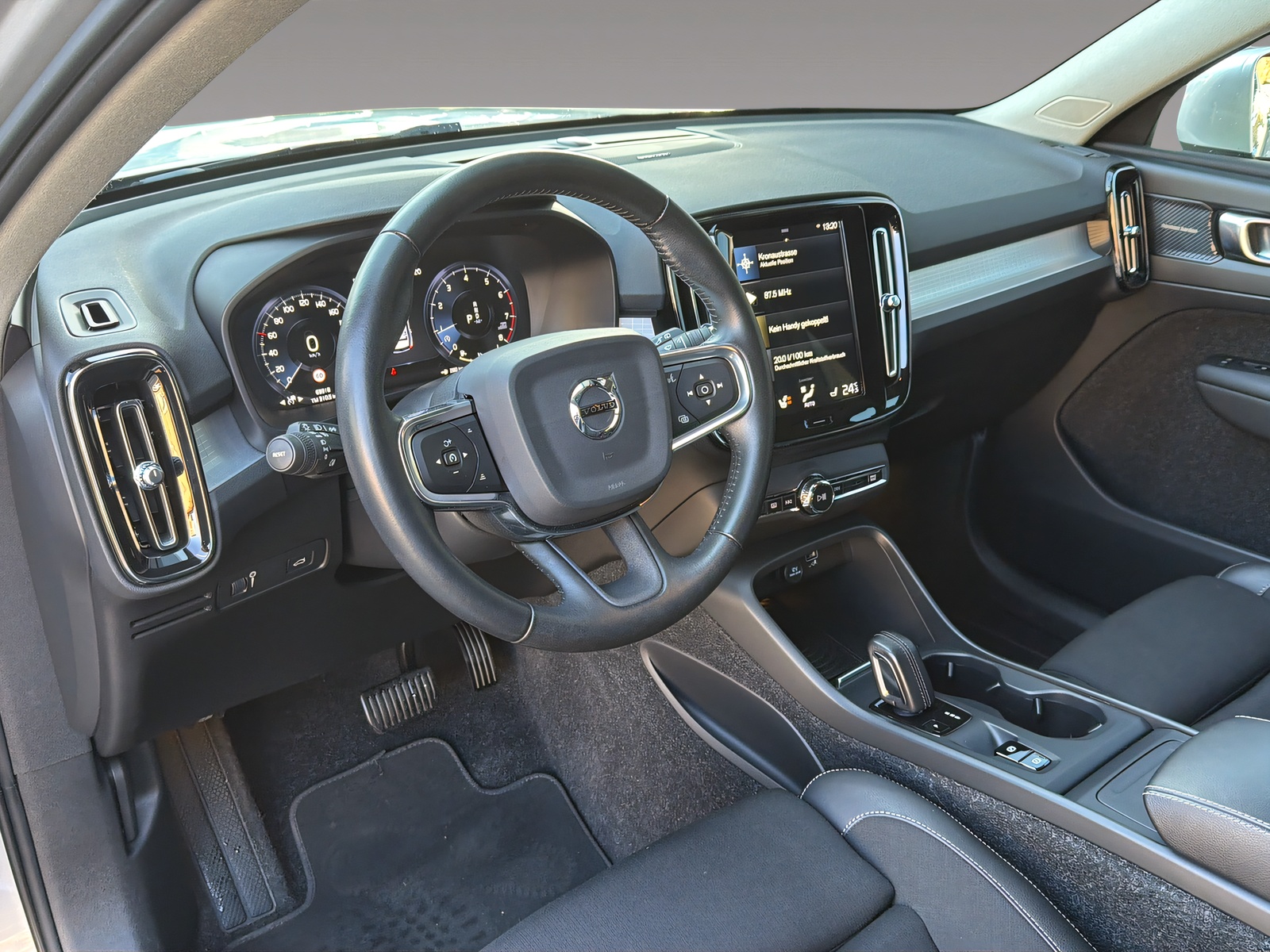 VOLVO XC40 2.0 T4 Momentum-image-8