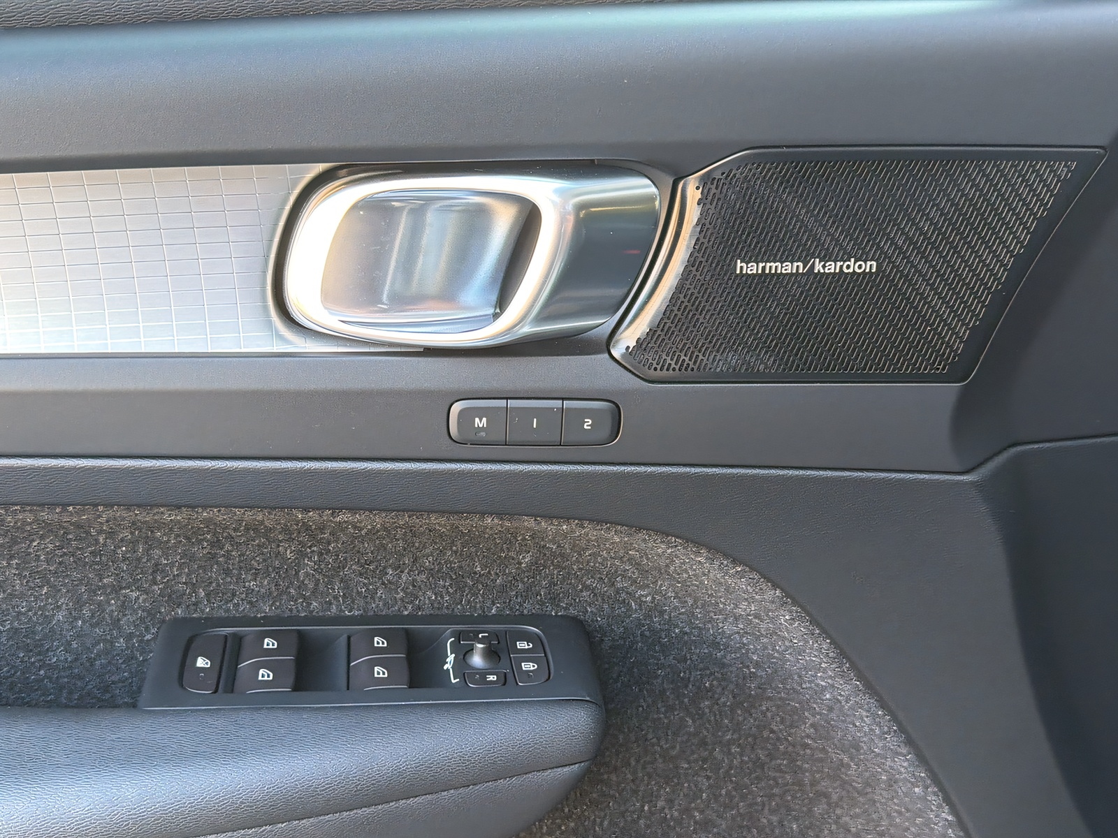 VOLVO XC40 2.0 T4 Momentum-image-7
