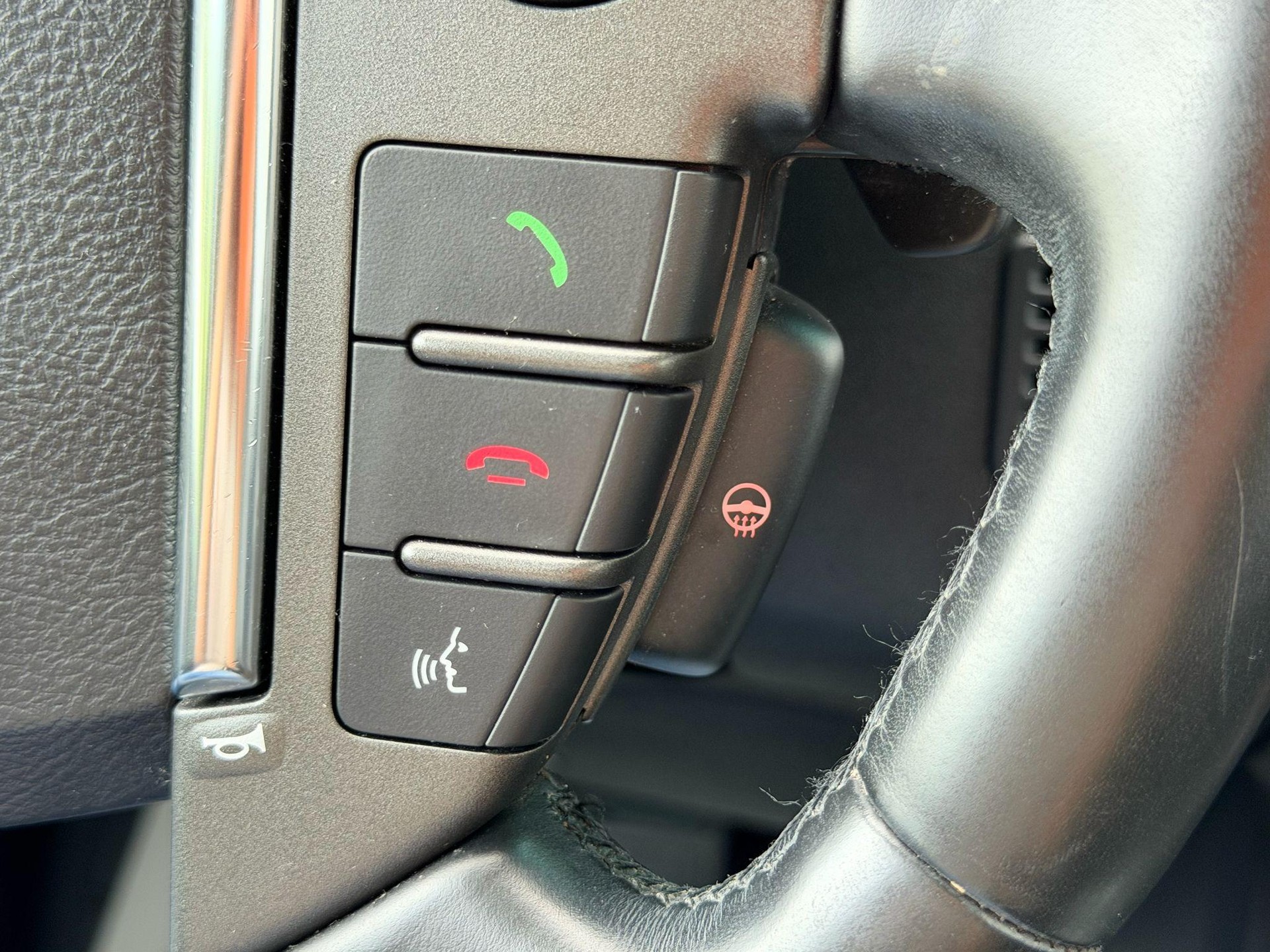 LAND ROVER Discovery 3.0 TDV6 210 HSE-image-16