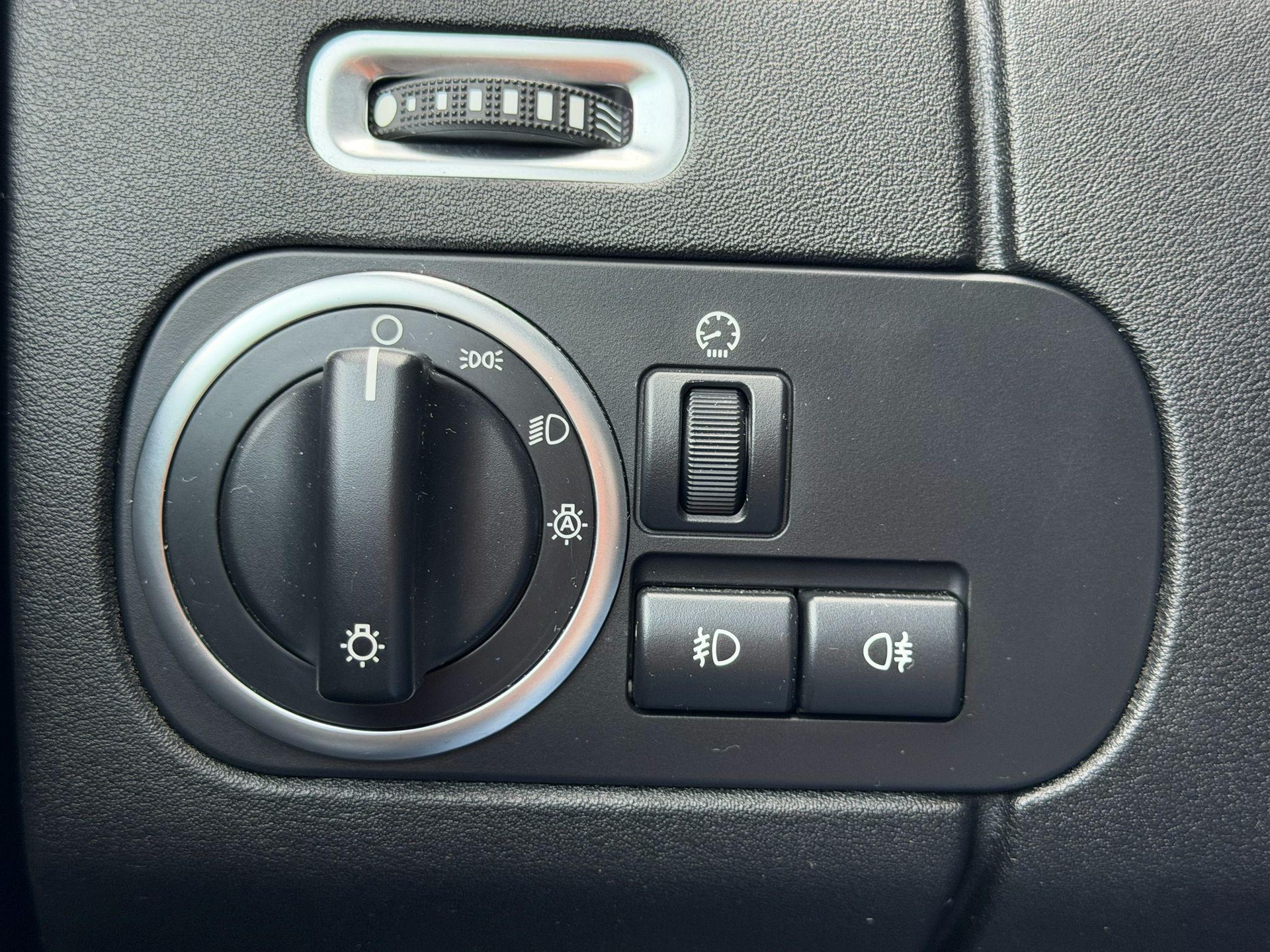 LAND ROVER Discovery 3.0 TDV6 210 HSE-image-18