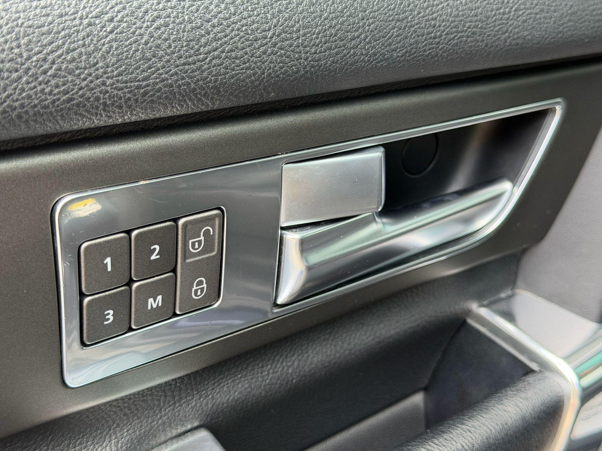 LAND ROVER Discovery 3.0 TDV6 210 HSE-image-19