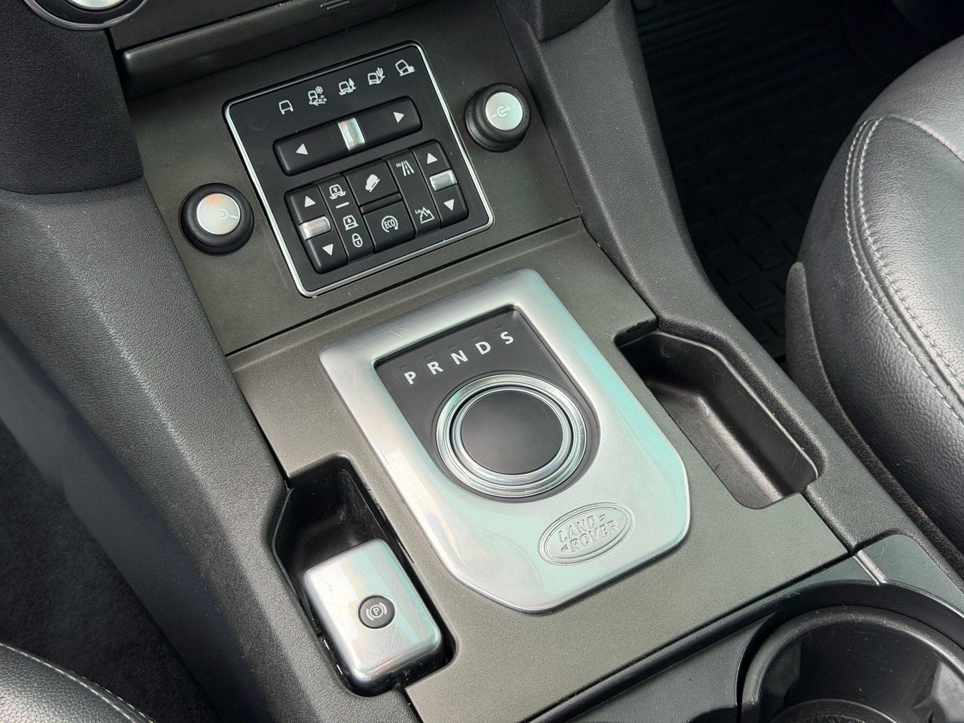 LAND ROVER Discovery 3.0 TDV6 210 HSE-image-13