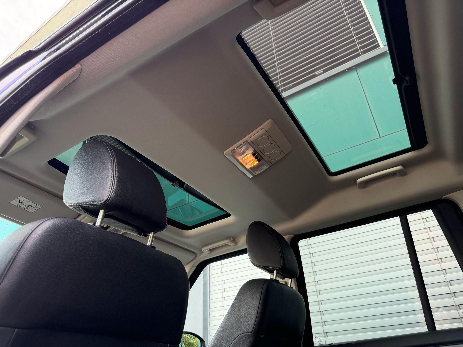 LAND ROVER Discovery 3.0 TDV6 210 HSE-image-22