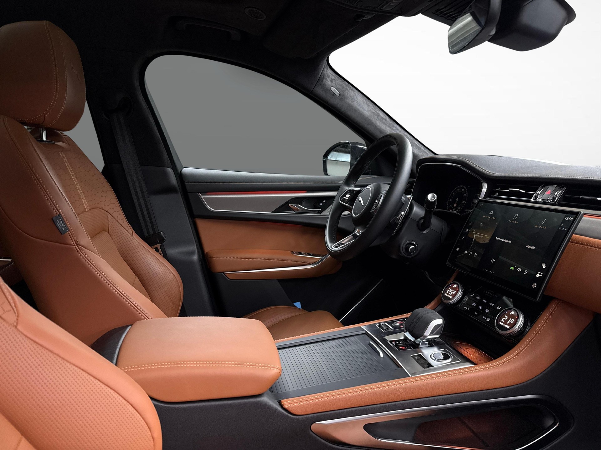 JAGUAR F-Pace 2.0 P400e R-Dynamic HSE 90th Anniversary Ed. AWD-image-9