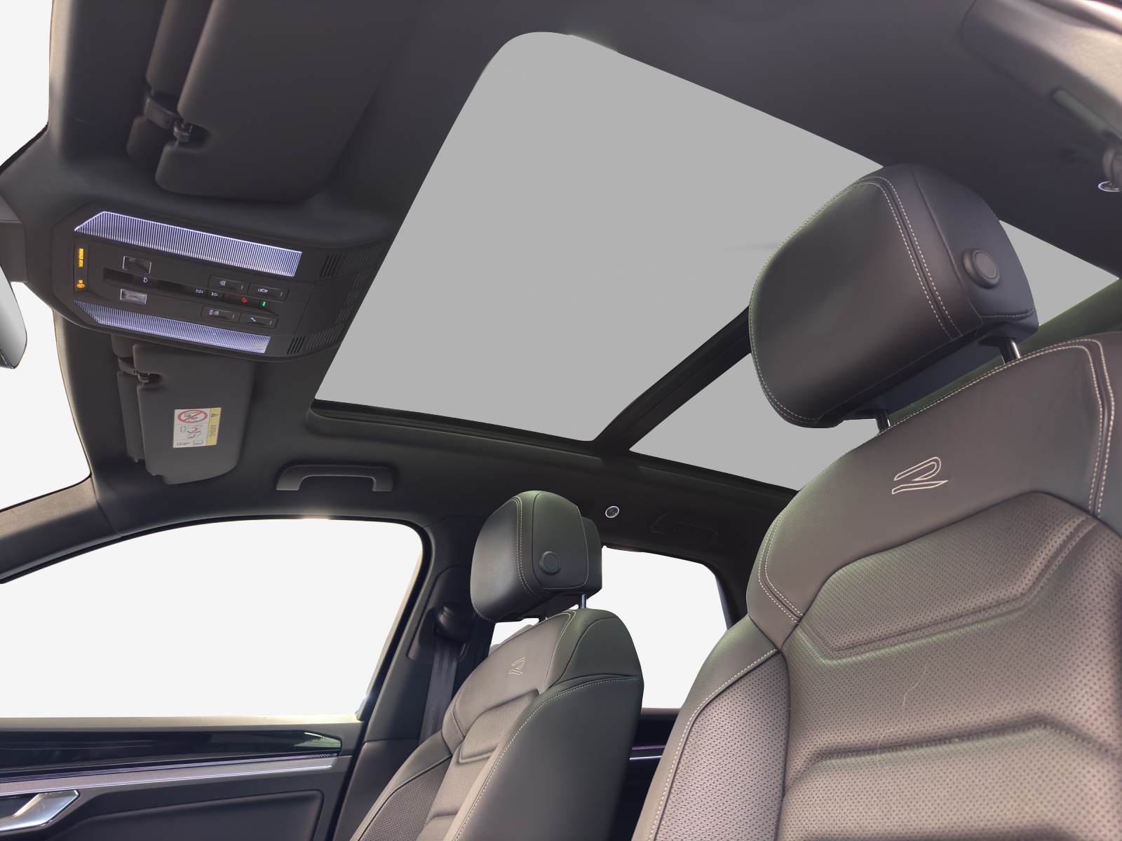 VW Touareg 3.0 TSI R-Line Tiptronic-image-14