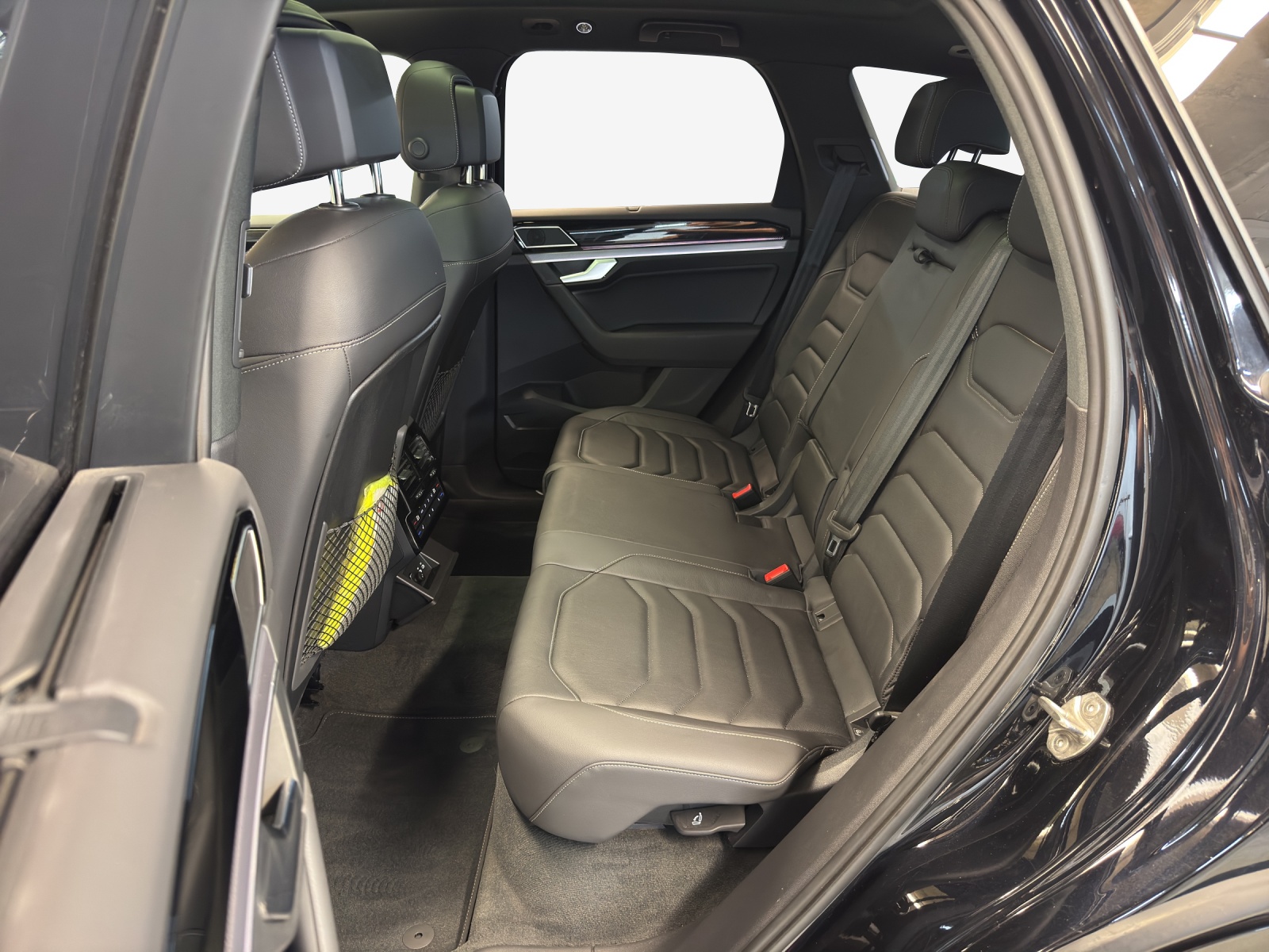 VW Touareg 3.0 TSI R-Line Tiptronic-image-11