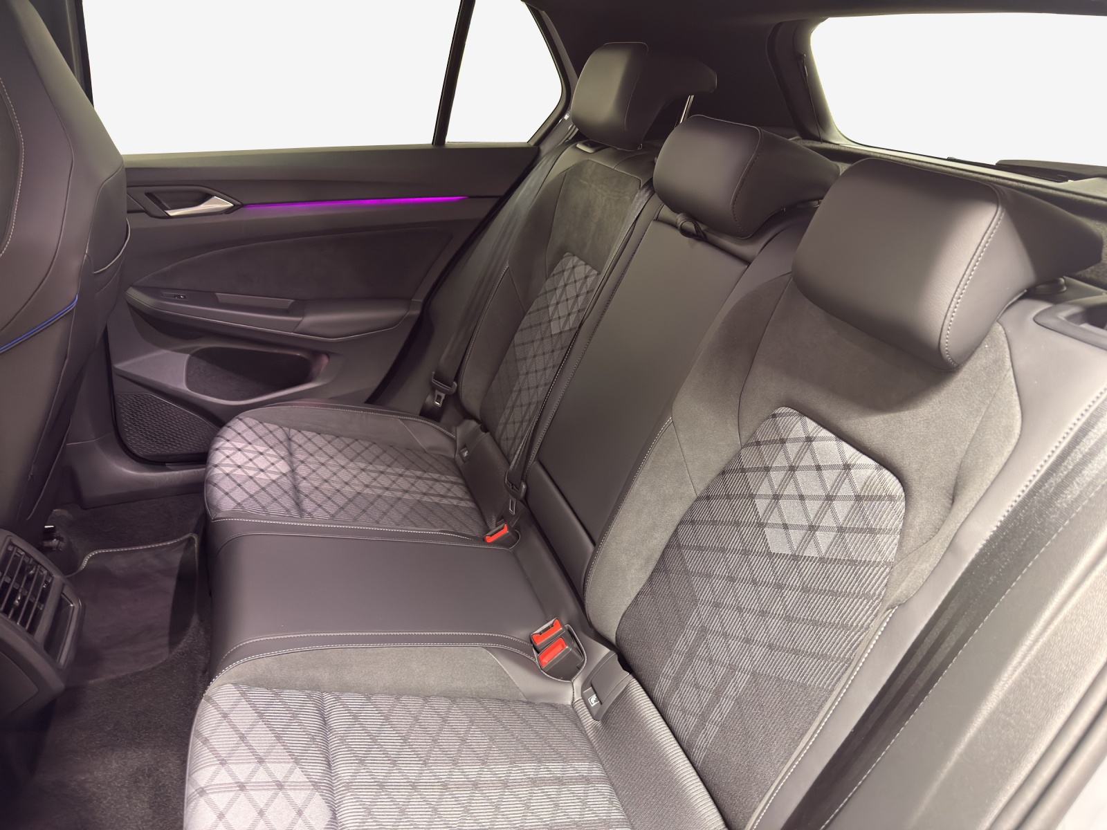 VW Golf 1.5 e TSI mHEV R-Line DSG-image-11