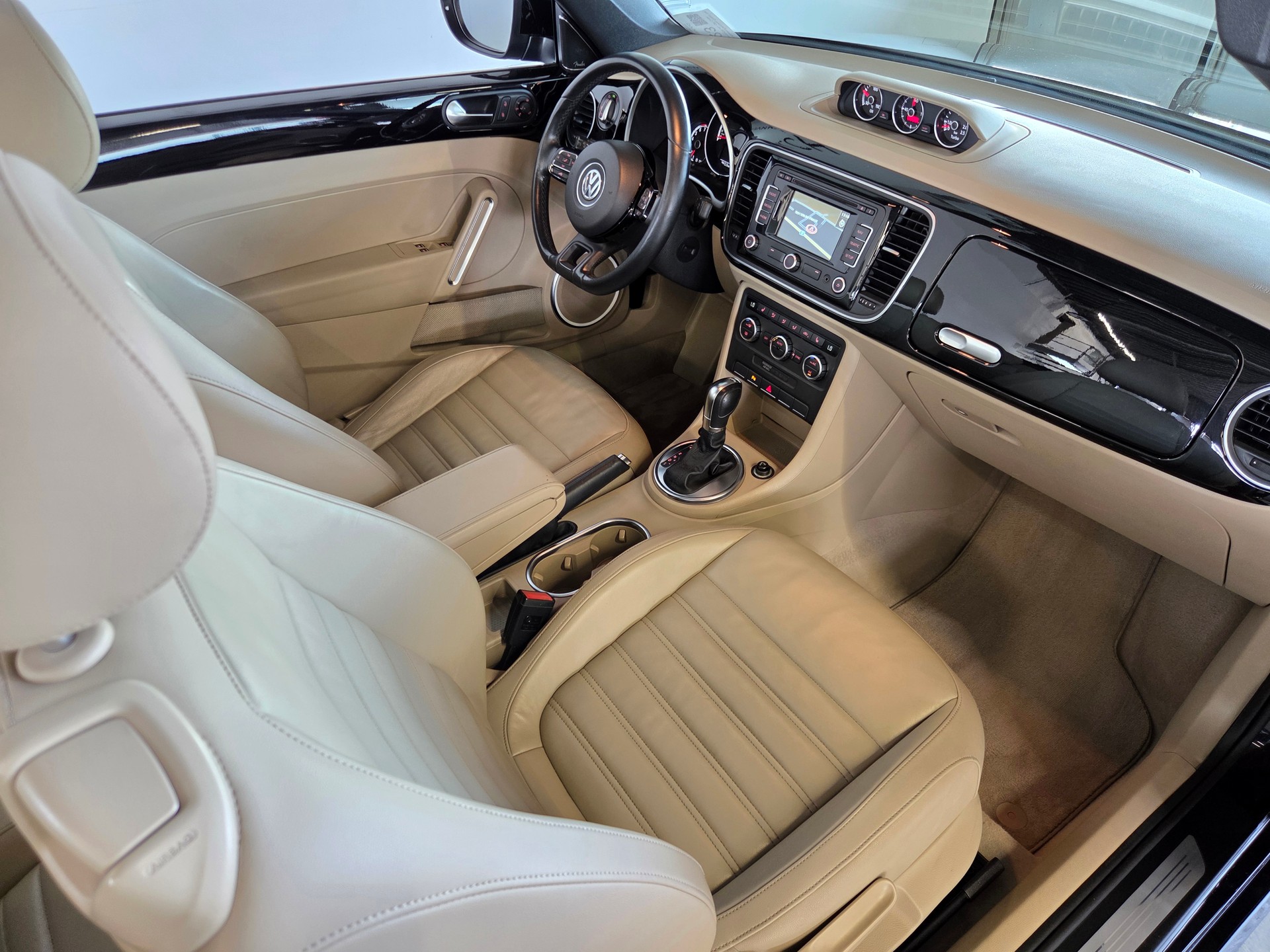 VW Beetle Cabriolet 2.0 TSI Sport DSG-image-12