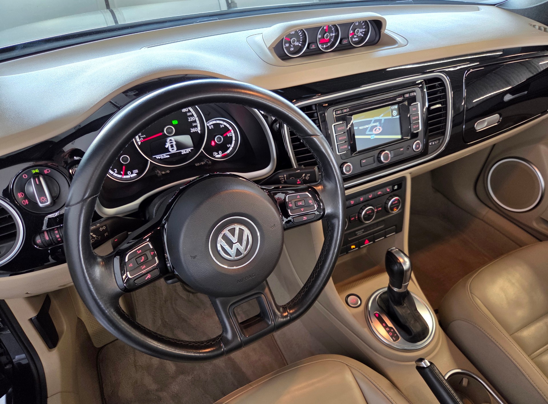 VW Beetle Cabriolet 2.0 TSI Sport DSG-image-16