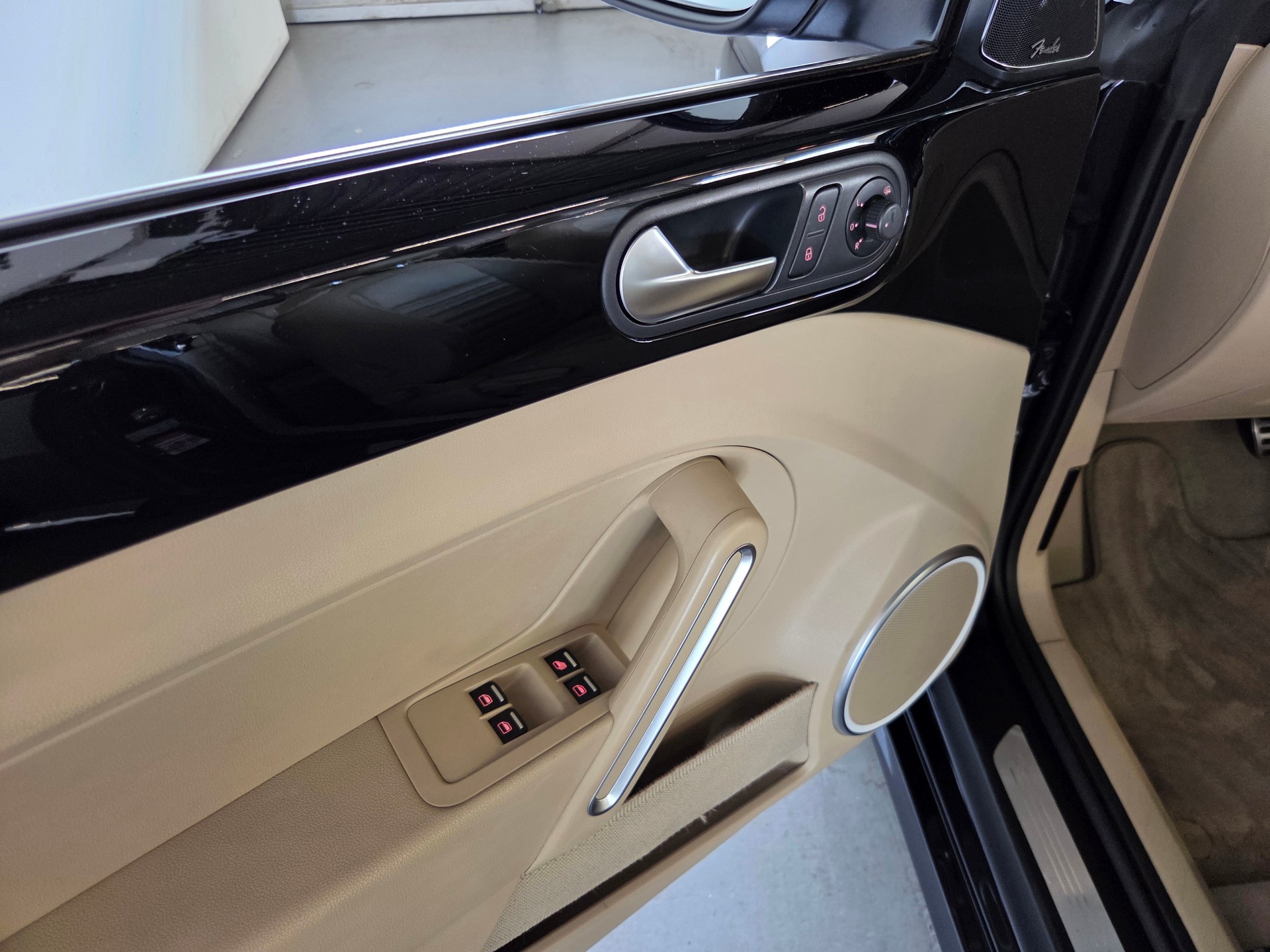 VW Beetle Cabriolet 2.0 TSI Sport DSG-image-24