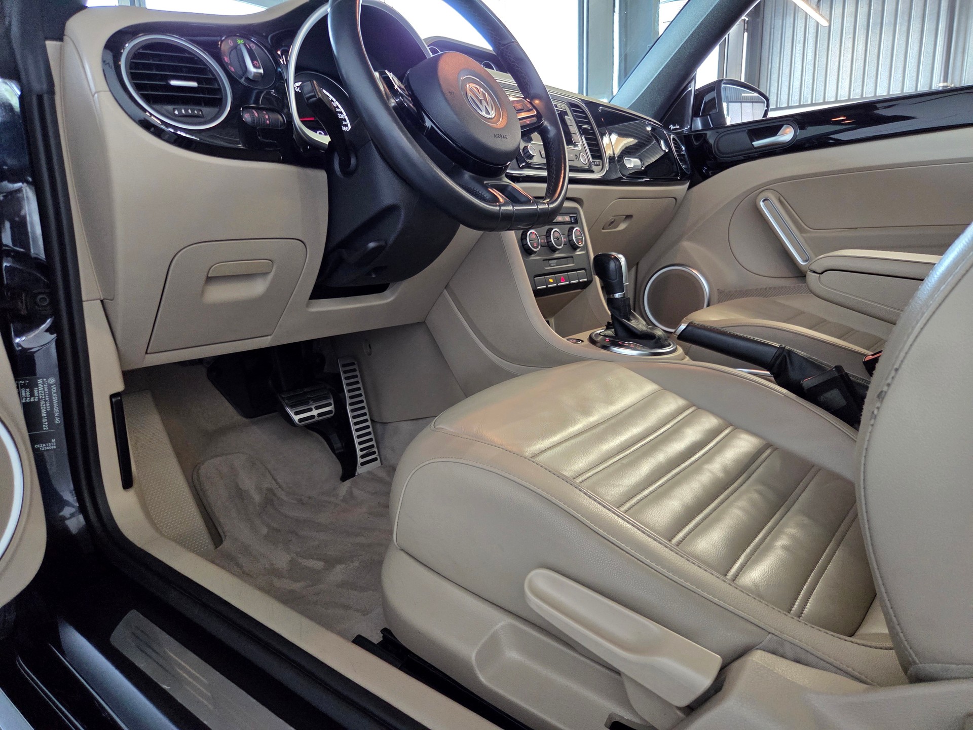 VW Beetle Cabriolet 2.0 TSI Sport DSG-image-19