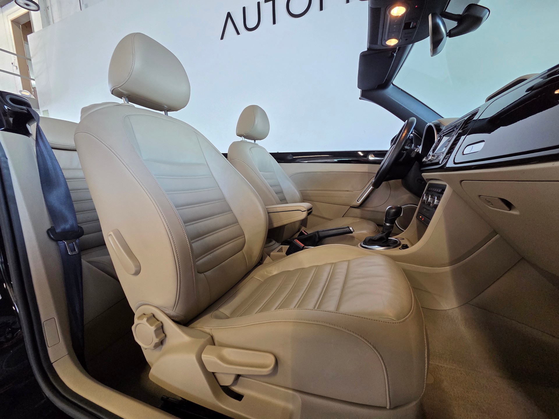 VW Beetle Cabriolet 2.0 TSI Sport DSG-image-4