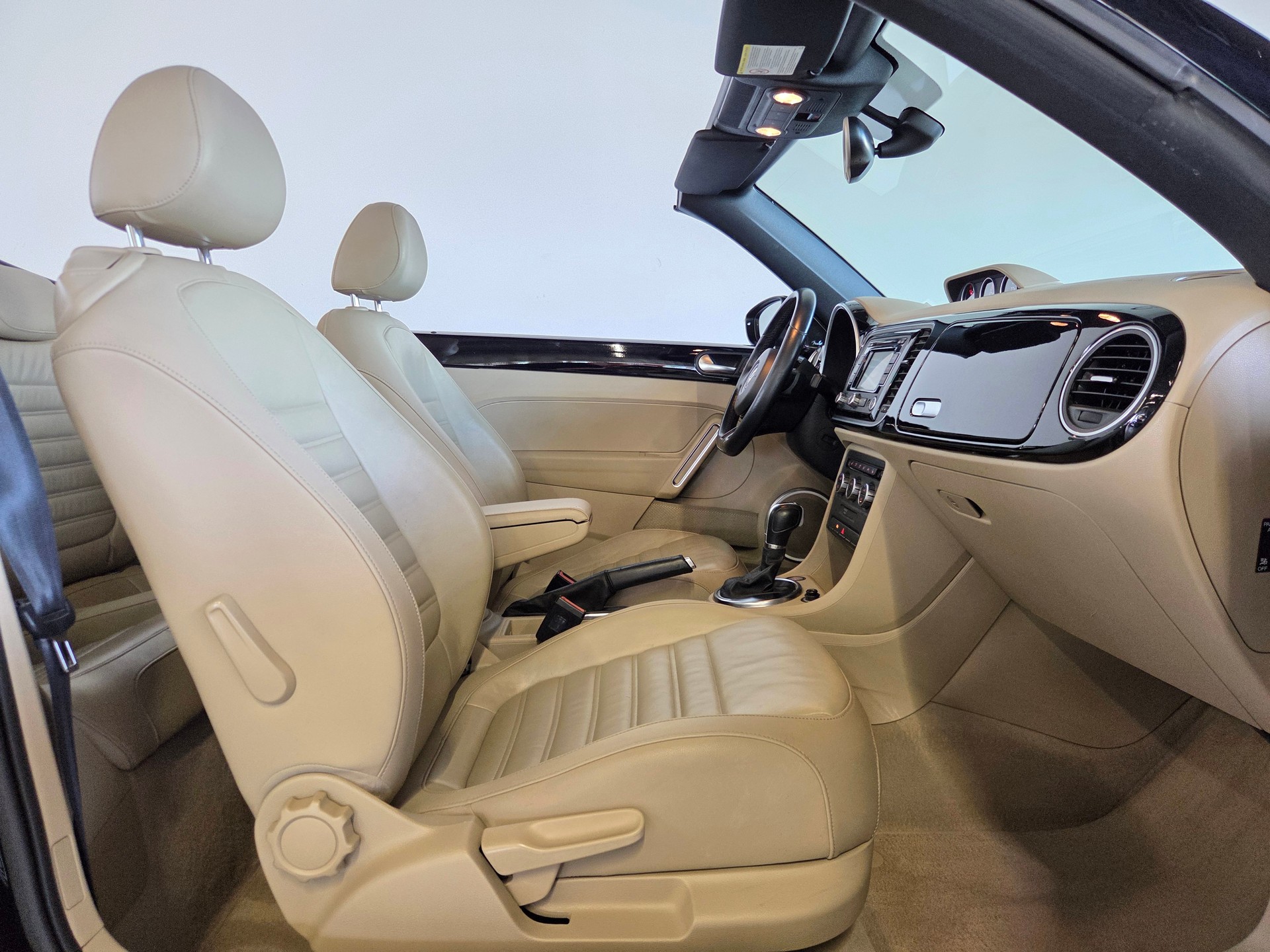 VW Beetle Cabriolet 2.0 TSI Sport DSG-image-21