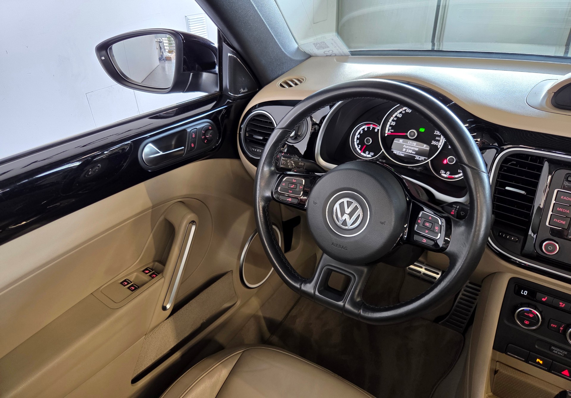 VW Beetle Cabriolet 2.0 TSI Sport DSG-image-10