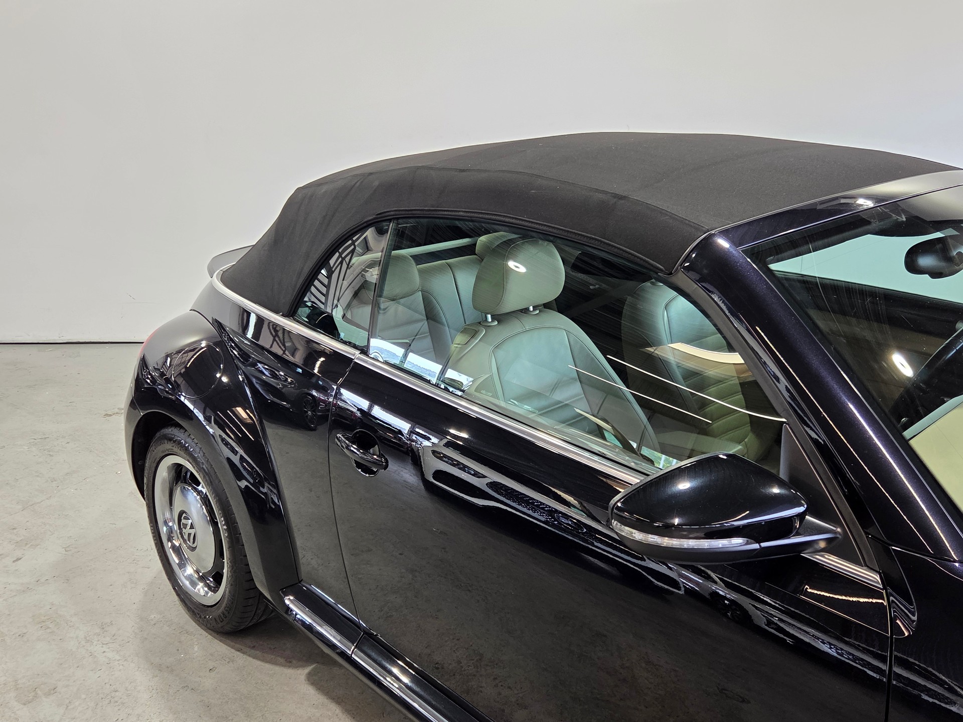 VW Beetle Cabriolet 2.0 TSI Sport DSG-image-9