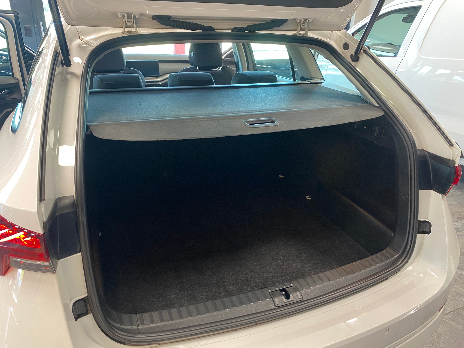 SKODA Octavia Combi 2.0 TDI DSG Ambition 4x4-image-8