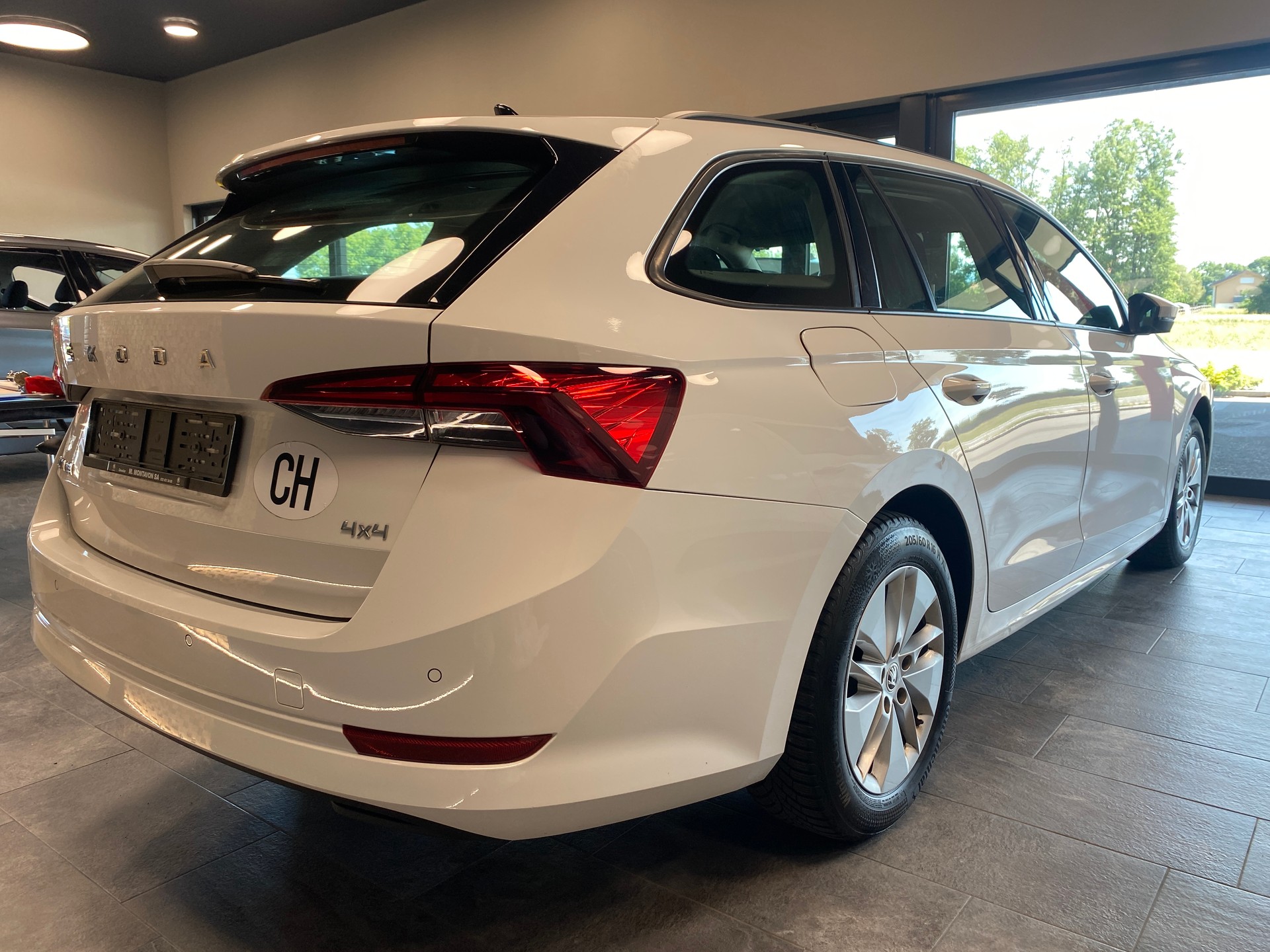 SKODA Octavia Combi 2.0 TDI DSG Ambition 4x4-showroom-element-2