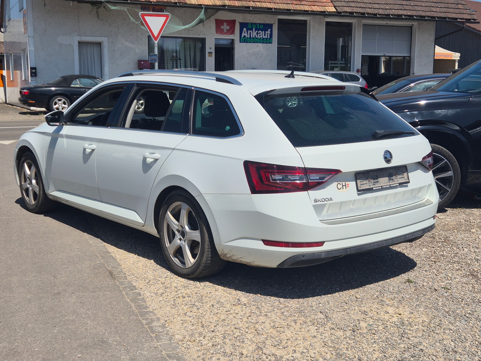 SKODA Super B 4x4 schalter 2016 Top Zustand-image-7
