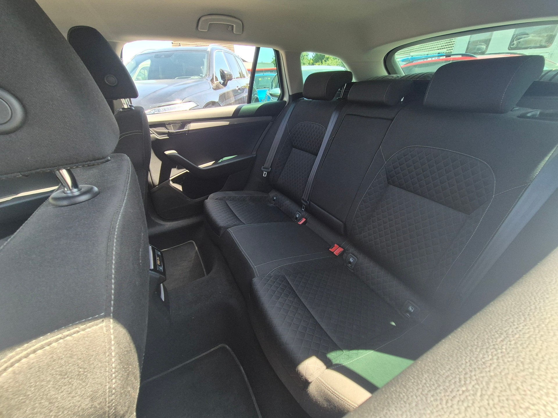 SKODA Super B 4x4 schalter 2016 Top Zustand-image-8