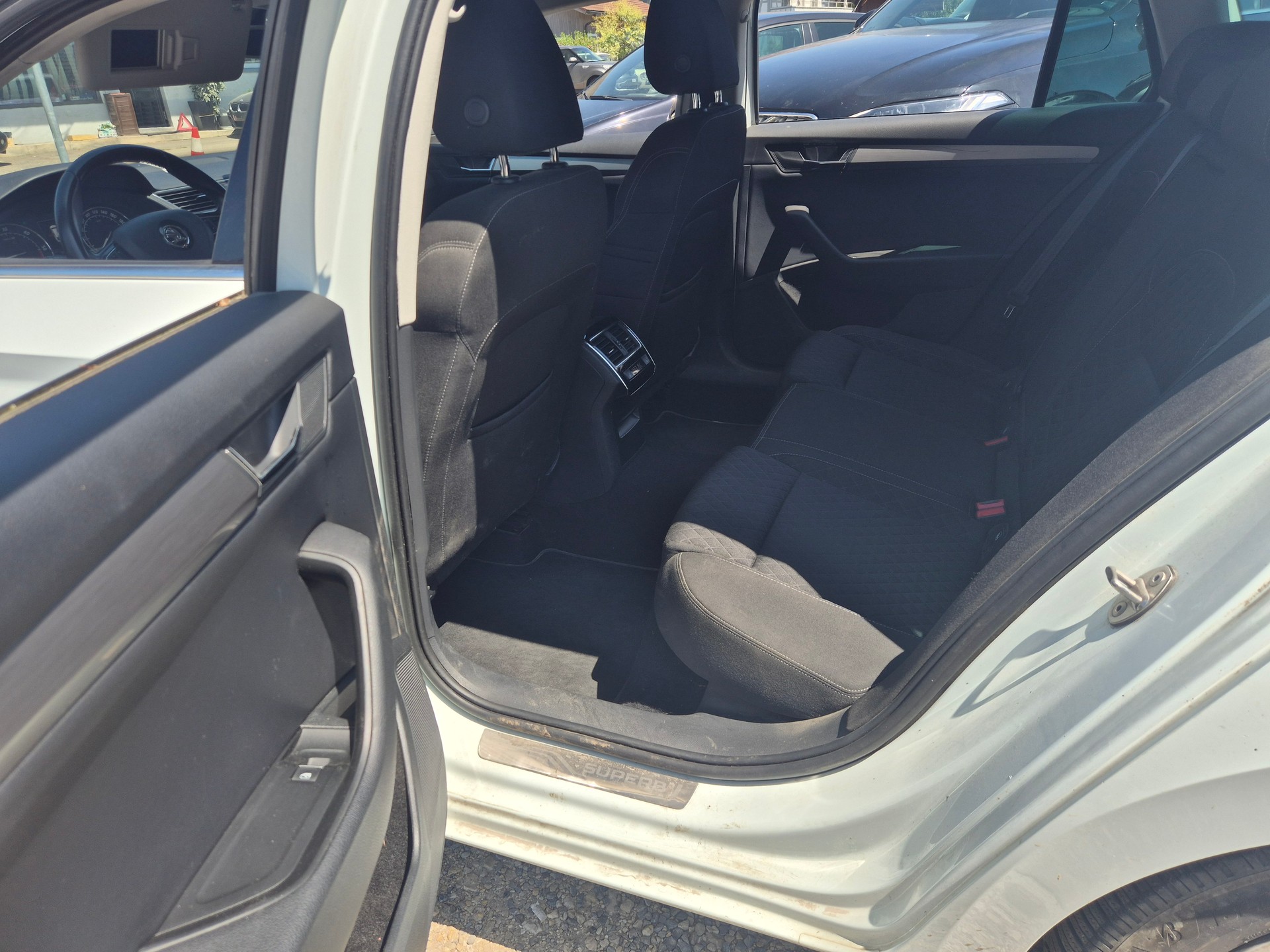 SKODA Super B 4x4 schalter 2016 Top Zustand-image-9