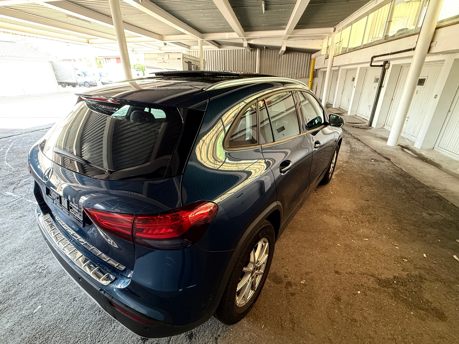 MERCEDES-BENZ GLA 200 Progressive 7G-DCT-image-3
