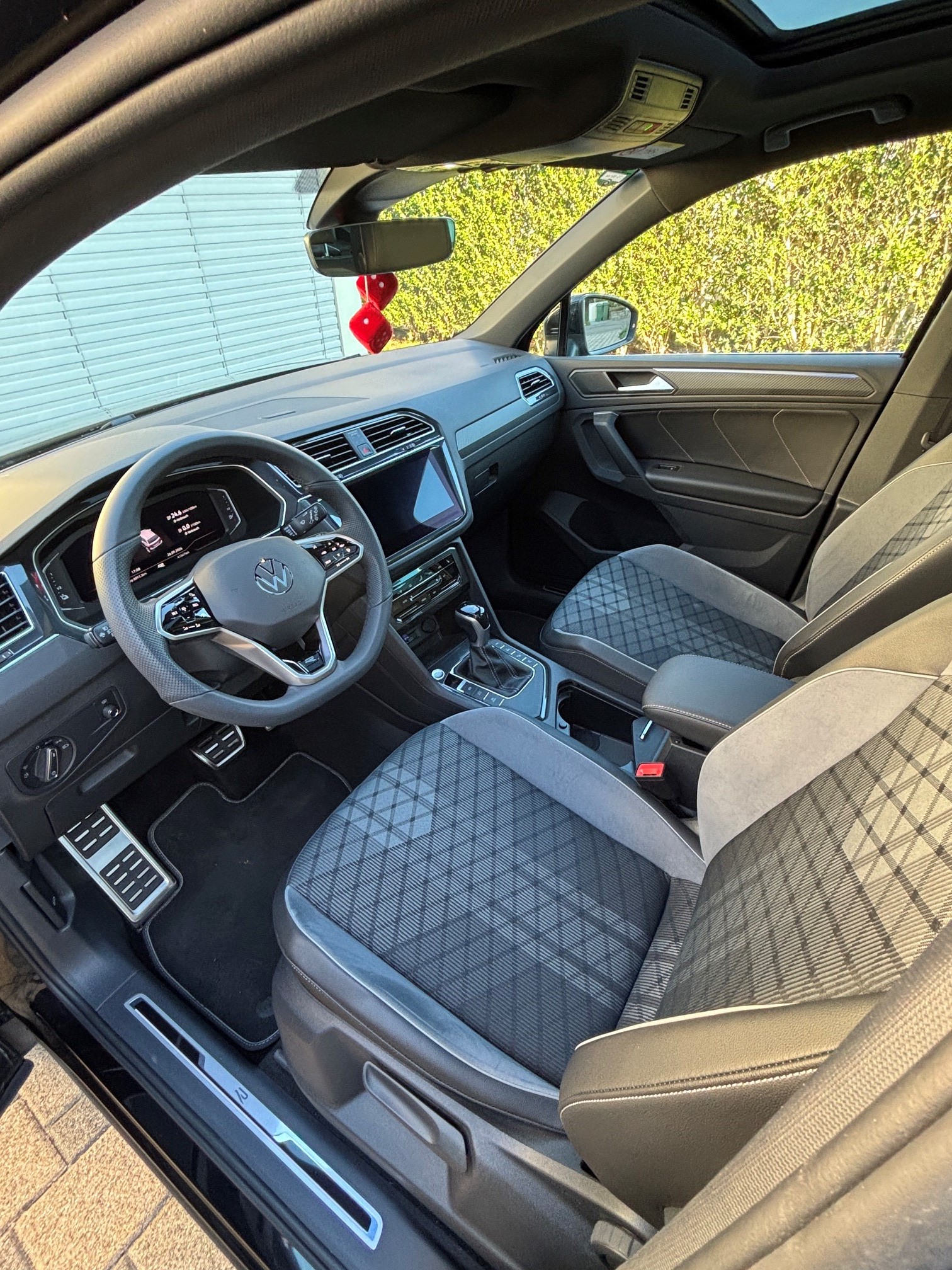 VW Tiguan PHEV R-Line, 245PS, AHK, Pano-image-12