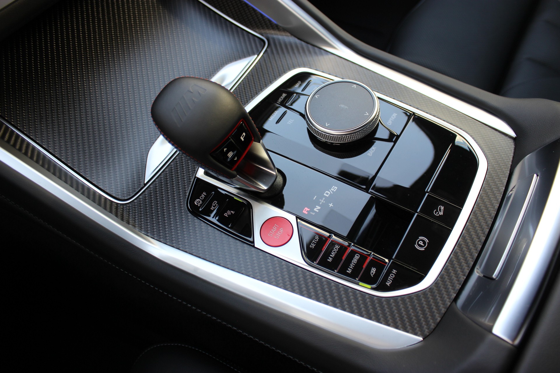 BMW XM xDrive 50e *Bowers & Wilkins Diamond Surround Sound System*-image-13