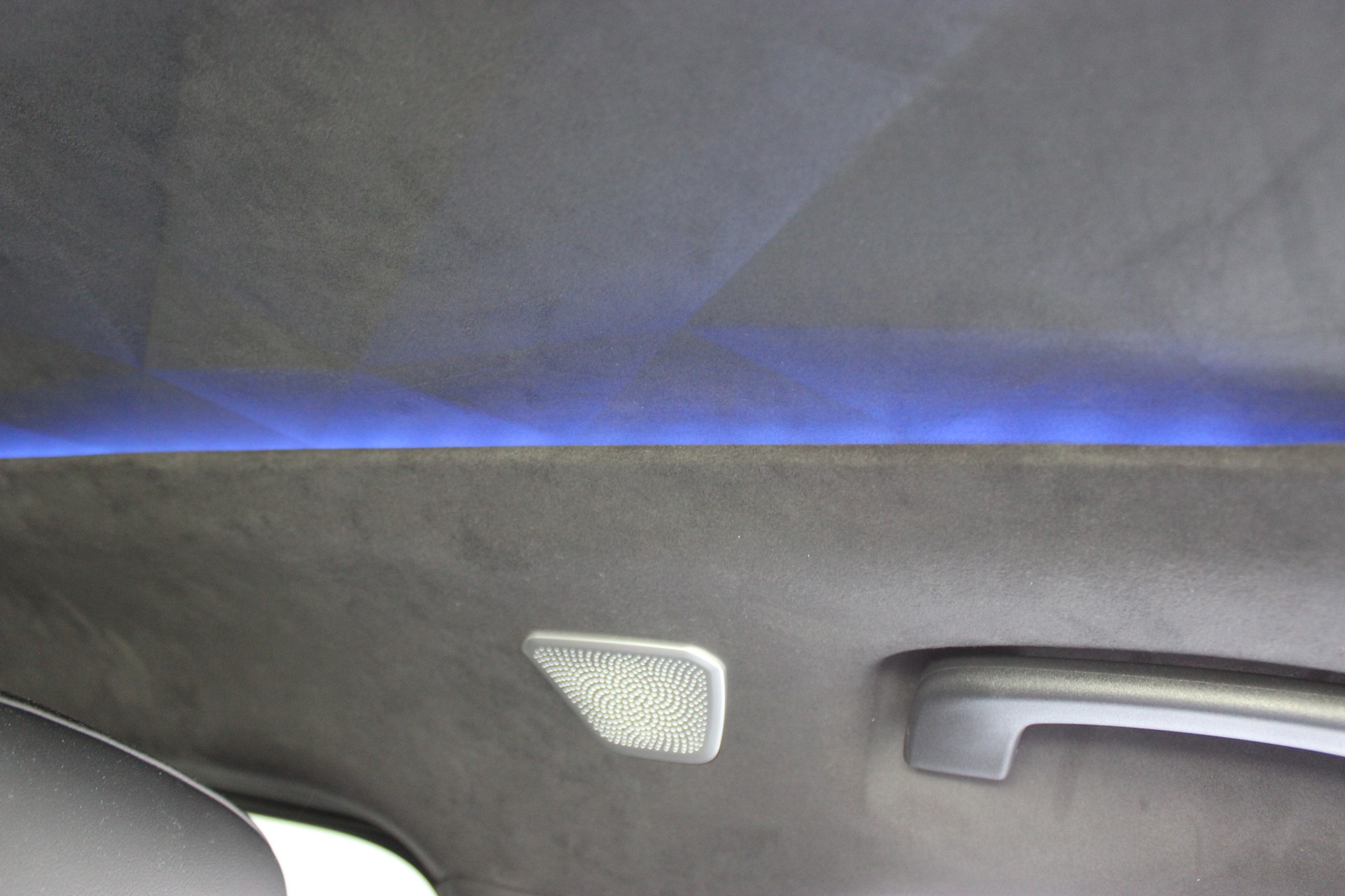 BMW XM xDrive 50e *Bowers & Wilkins Diamond Surround Sound System*-image-22