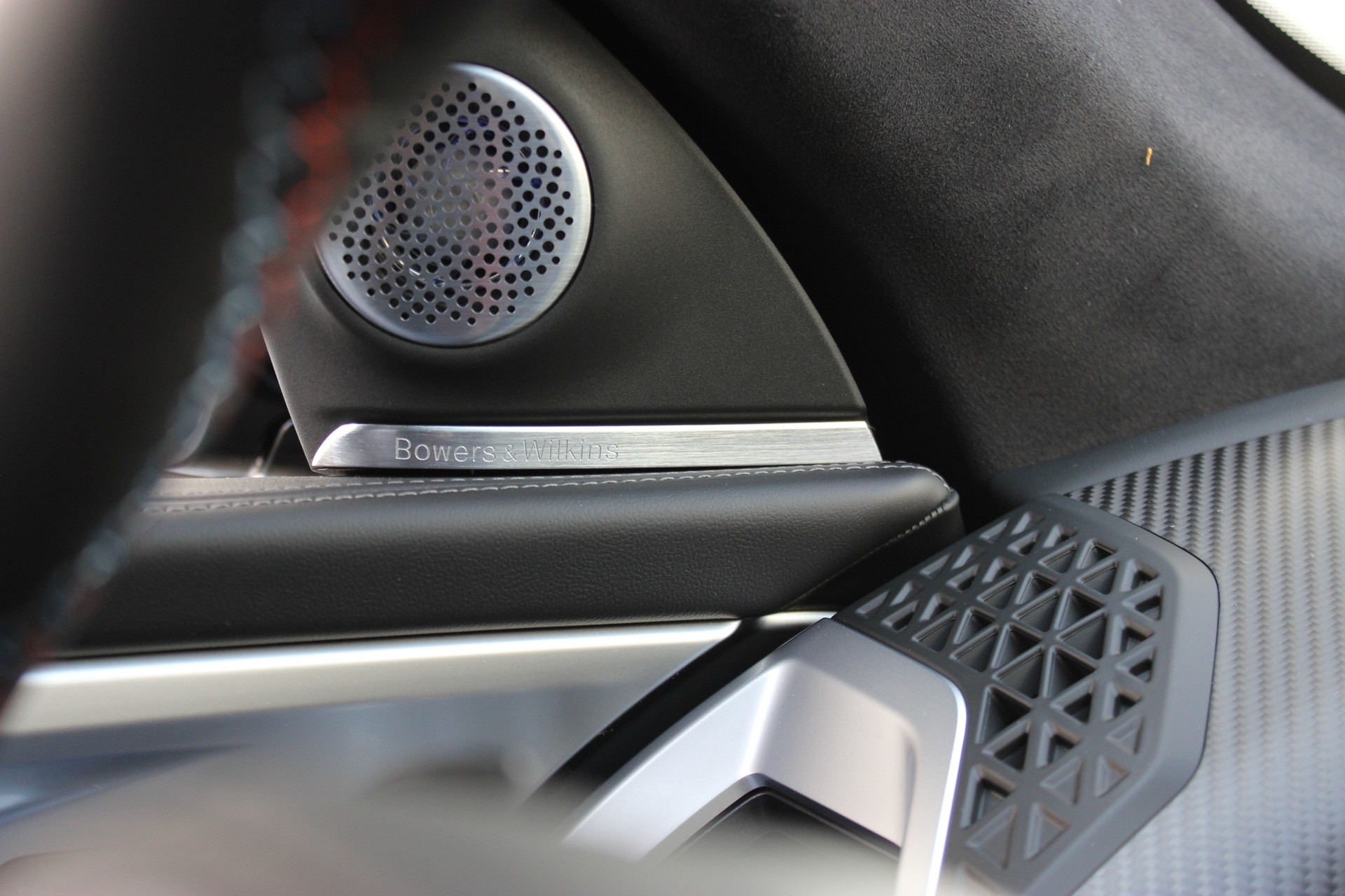 BMW XM xDrive 50e *Bowers & Wilkins Diamond Surround Sound System*-image-19