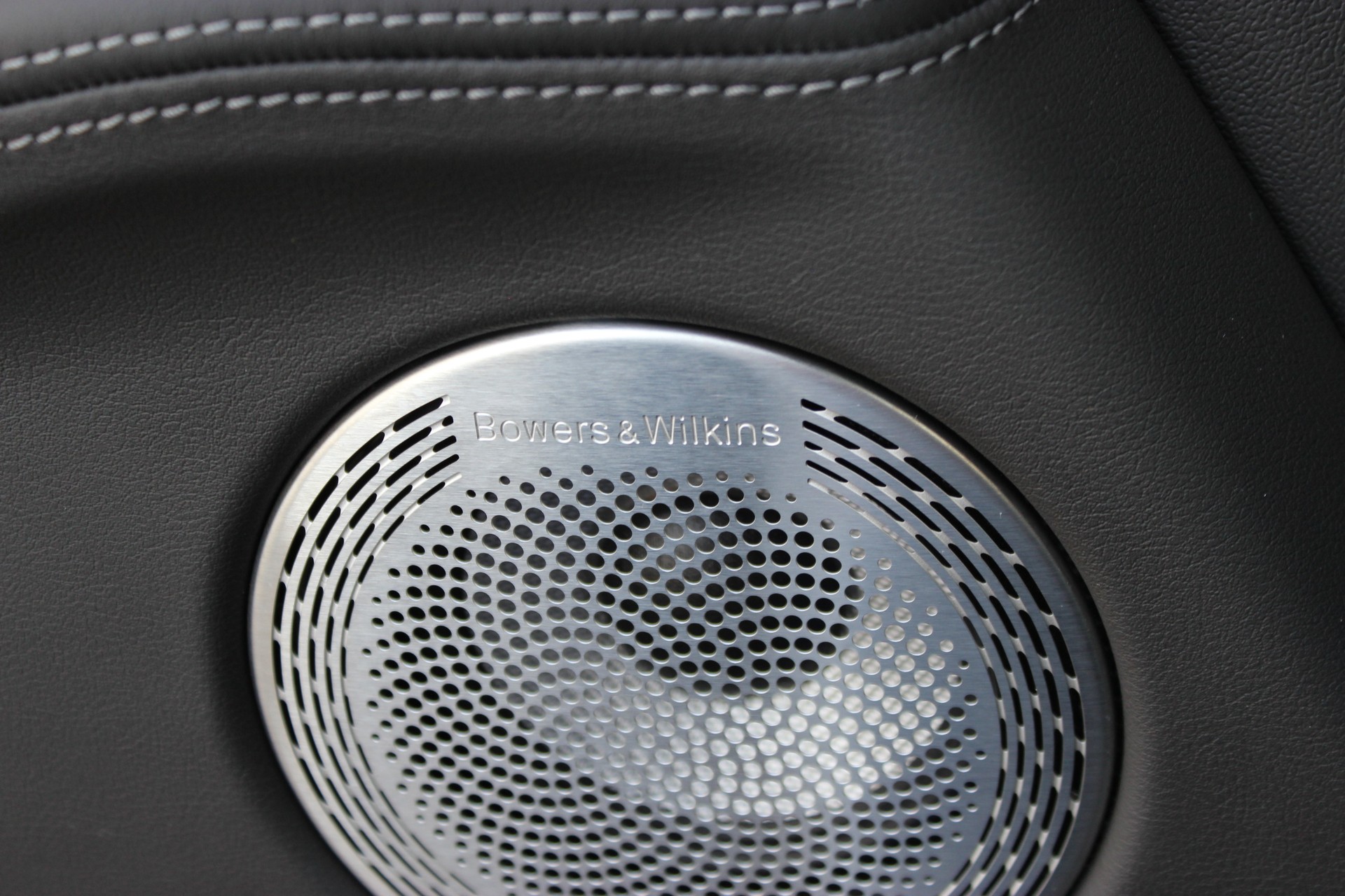 BMW XM xDrive 50e *Bowers & Wilkins Diamond Surround Sound System*-image-16